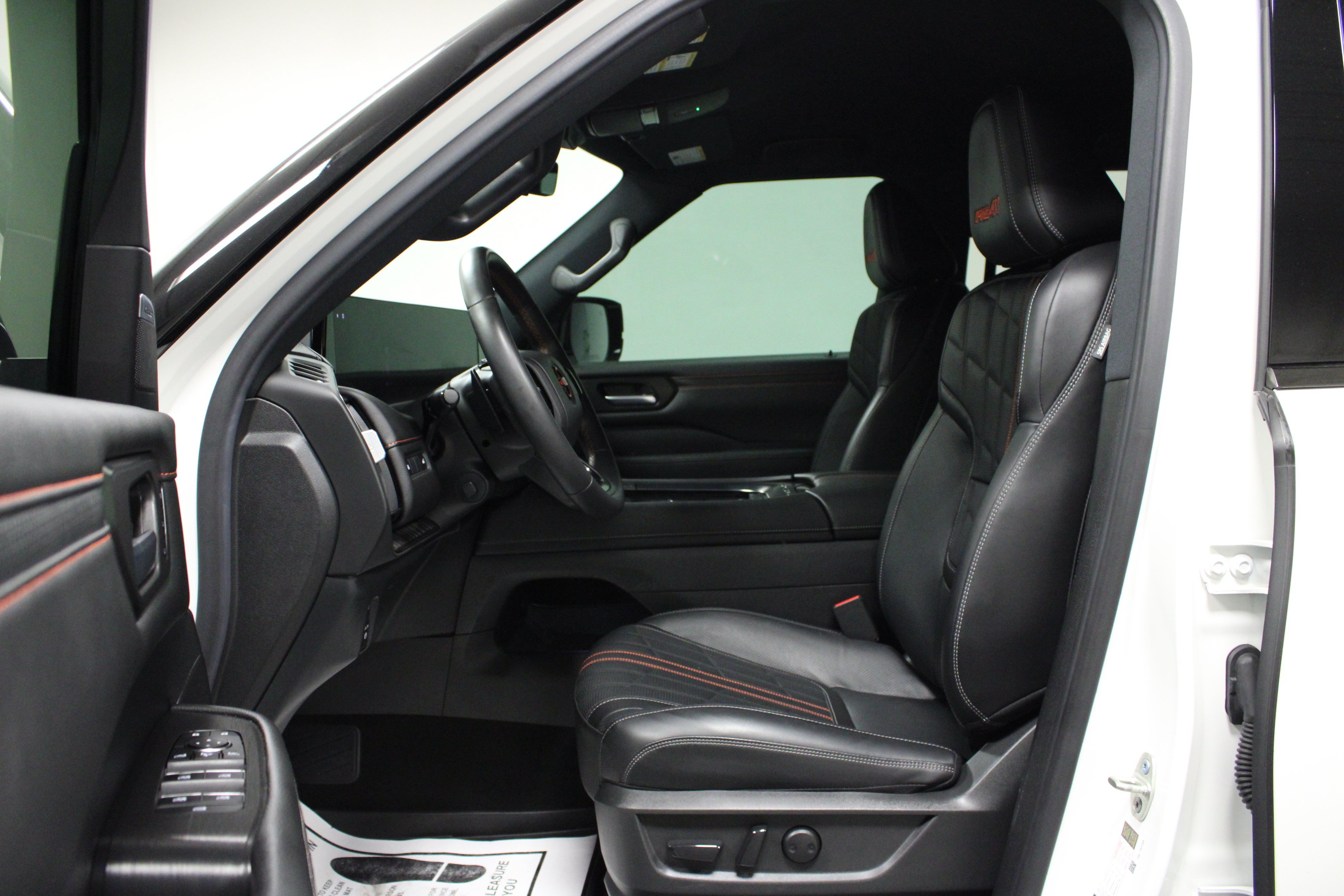 Used 2025 Nissan Armada PRO-4X AWD/4WD image 12