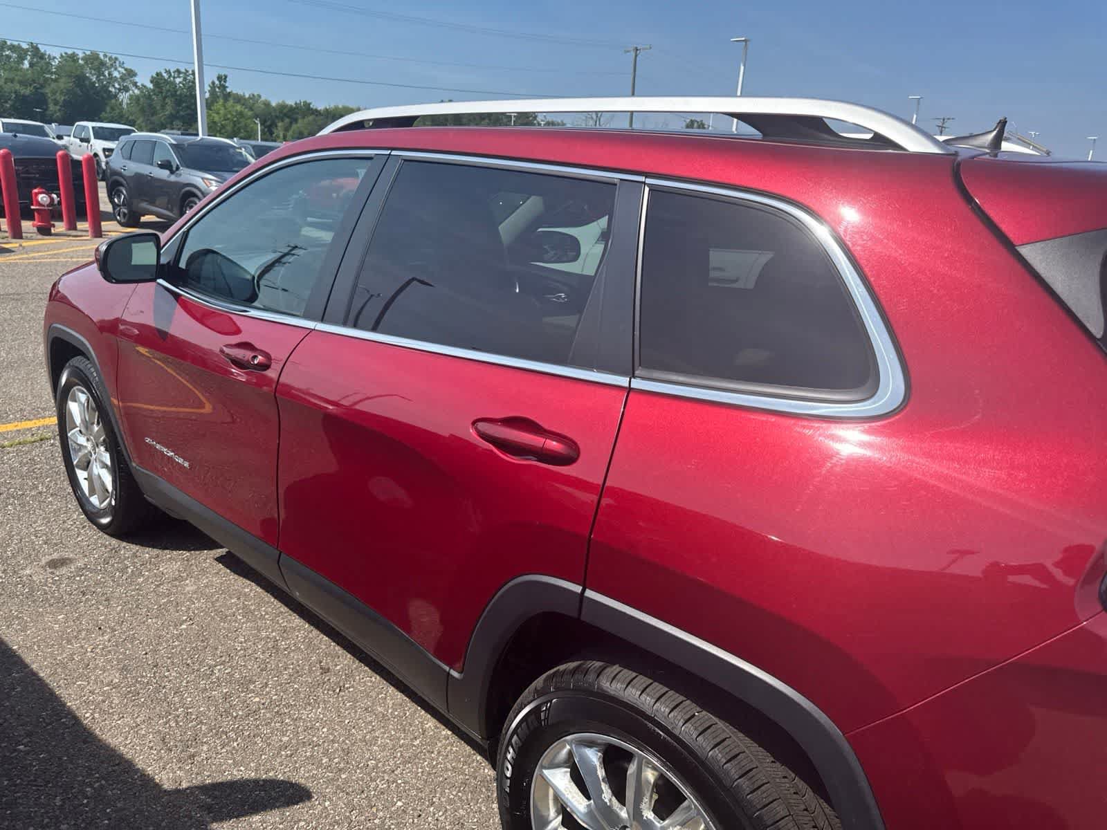 Used 2016 Jeep Cherokee Limited w/ Luxury Group AWD/4WD image 28