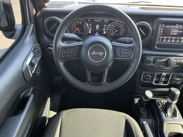 Used 2023 Jeep Gladiator Sport AWD/4WD image 17