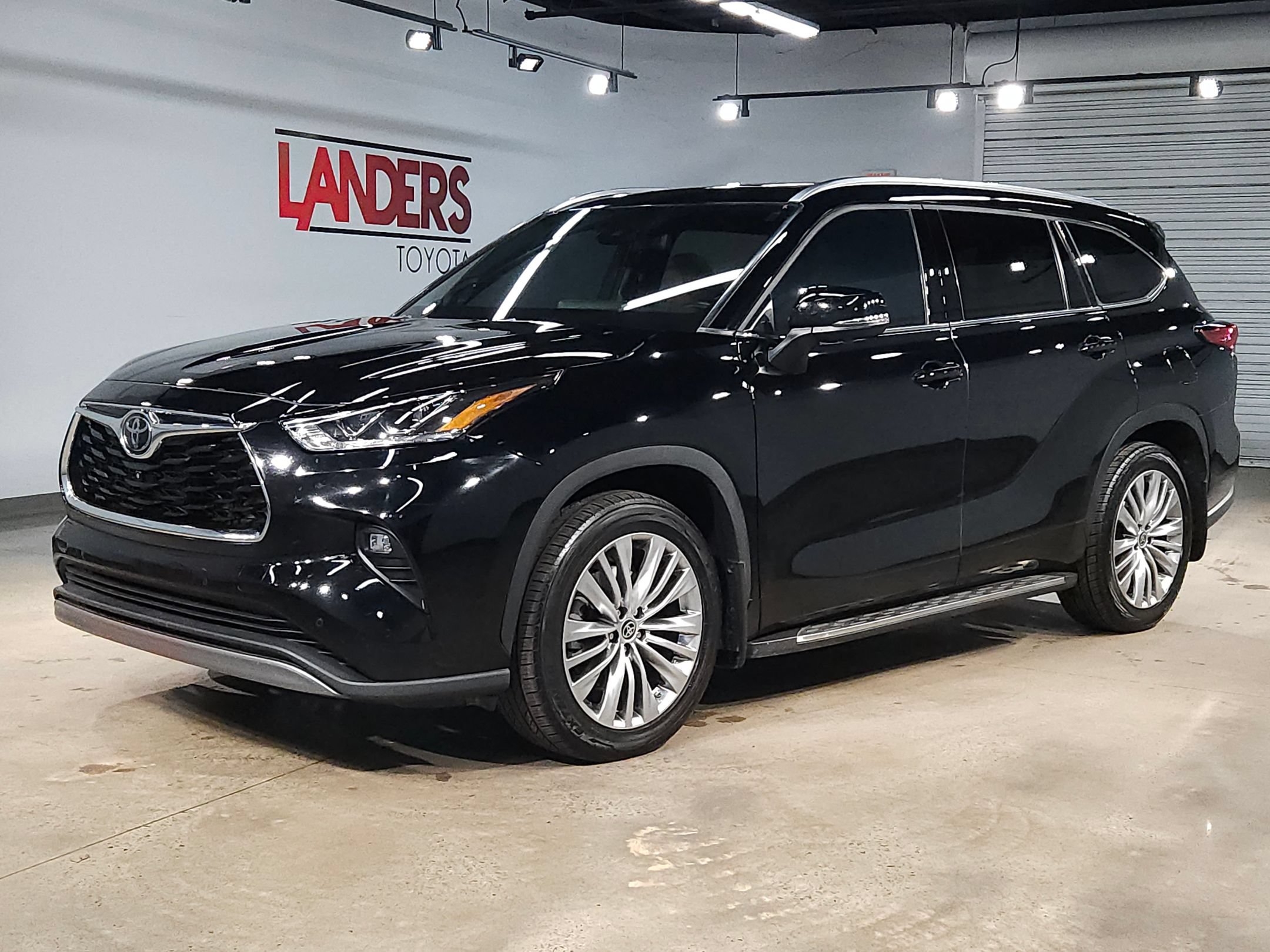Used 2023 Toyota Highlander Platinum FWD image 3