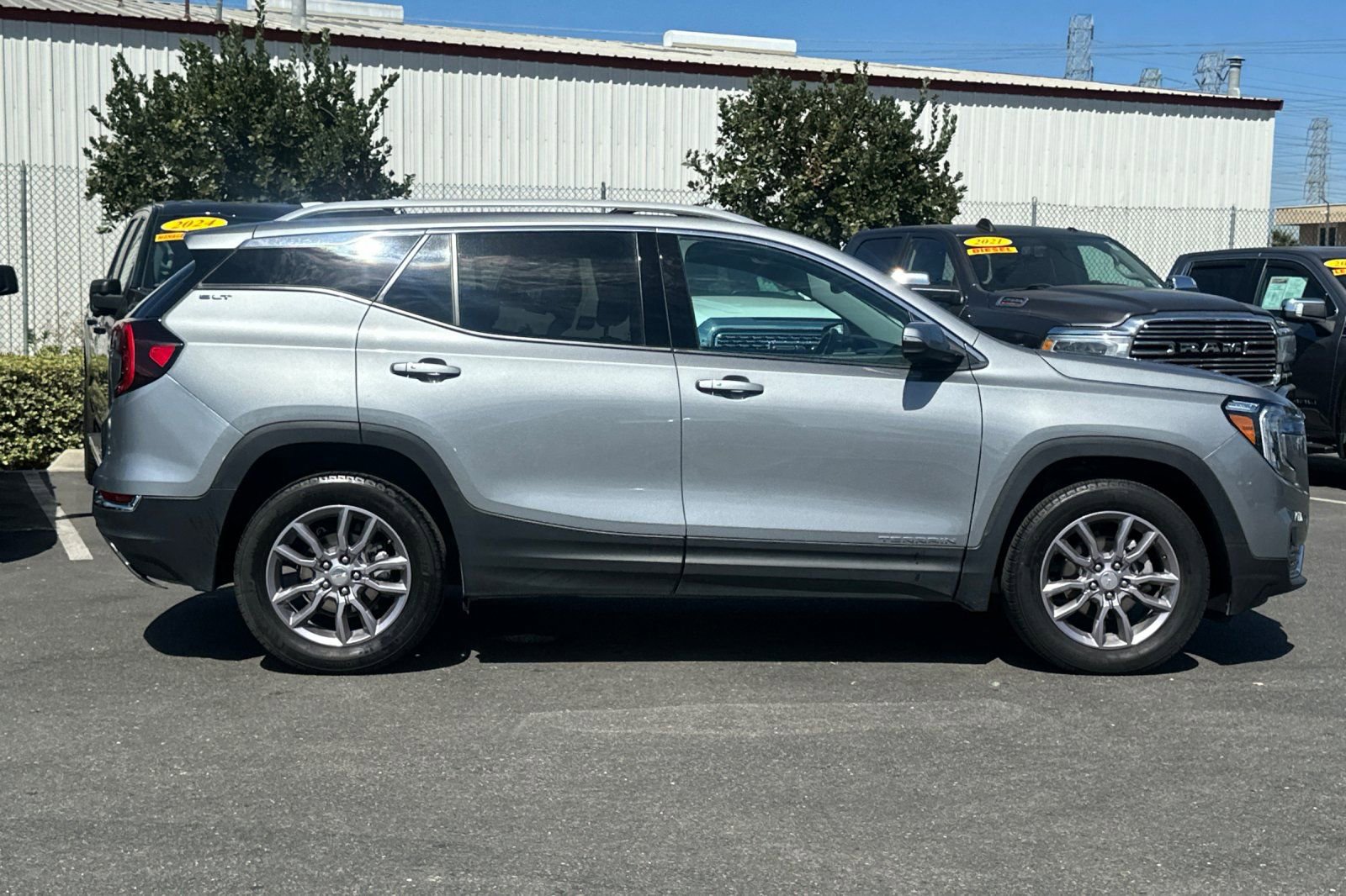 Used 2023 GMC Terrain SLT image 3