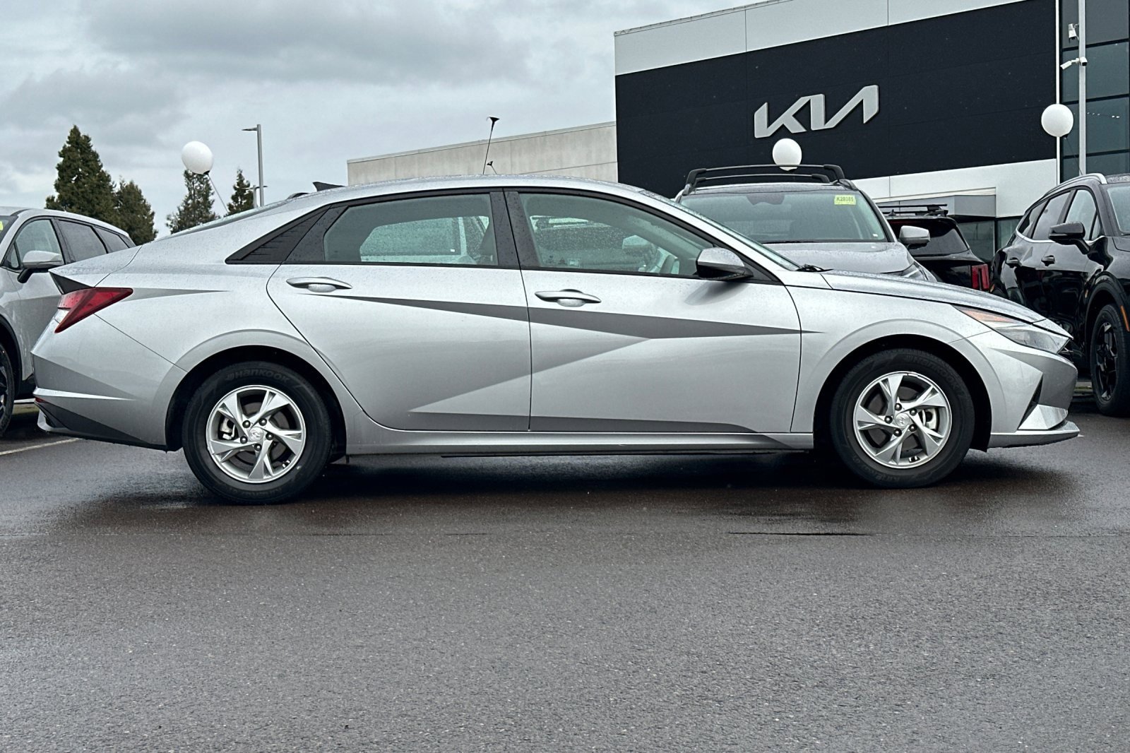 Used 2021 Hyundai Elantra SE image 3
