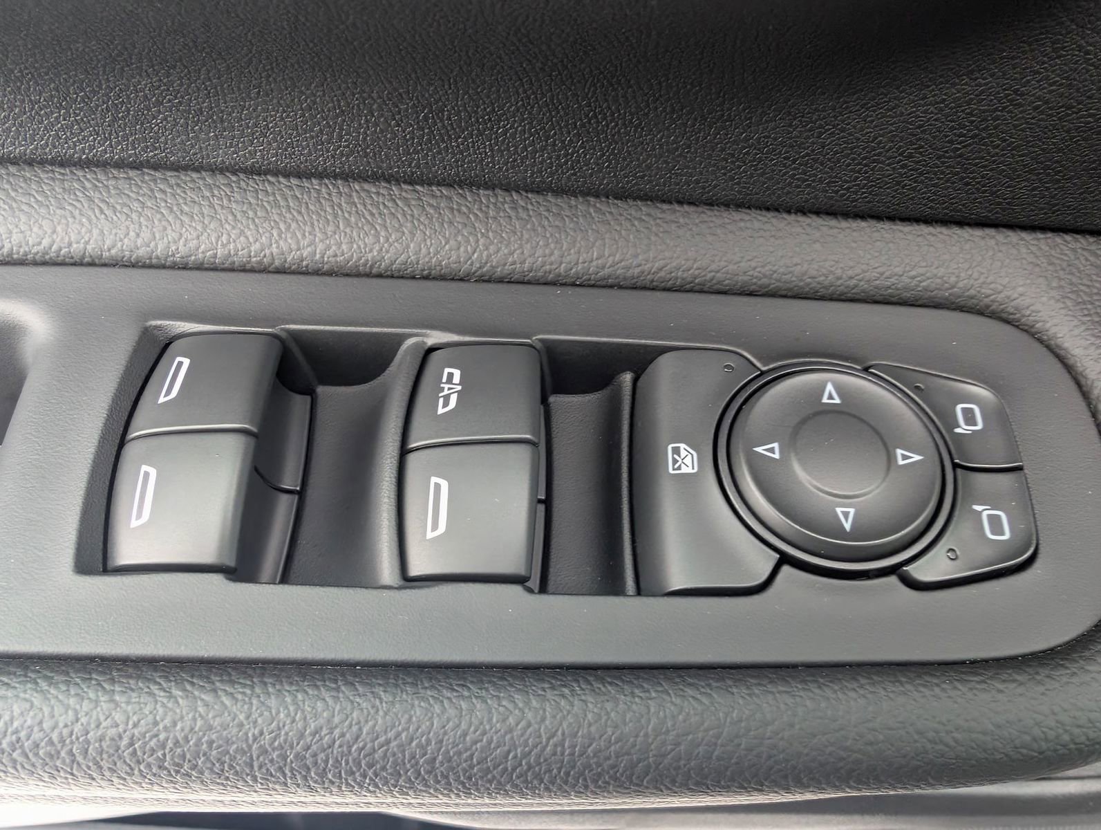 Used 2024 GMC Terrain SLE w/ Driver Convenience Package image 9