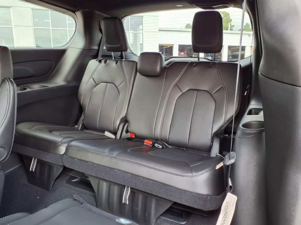 New 2026 Chrysler Pacifica Select image 6