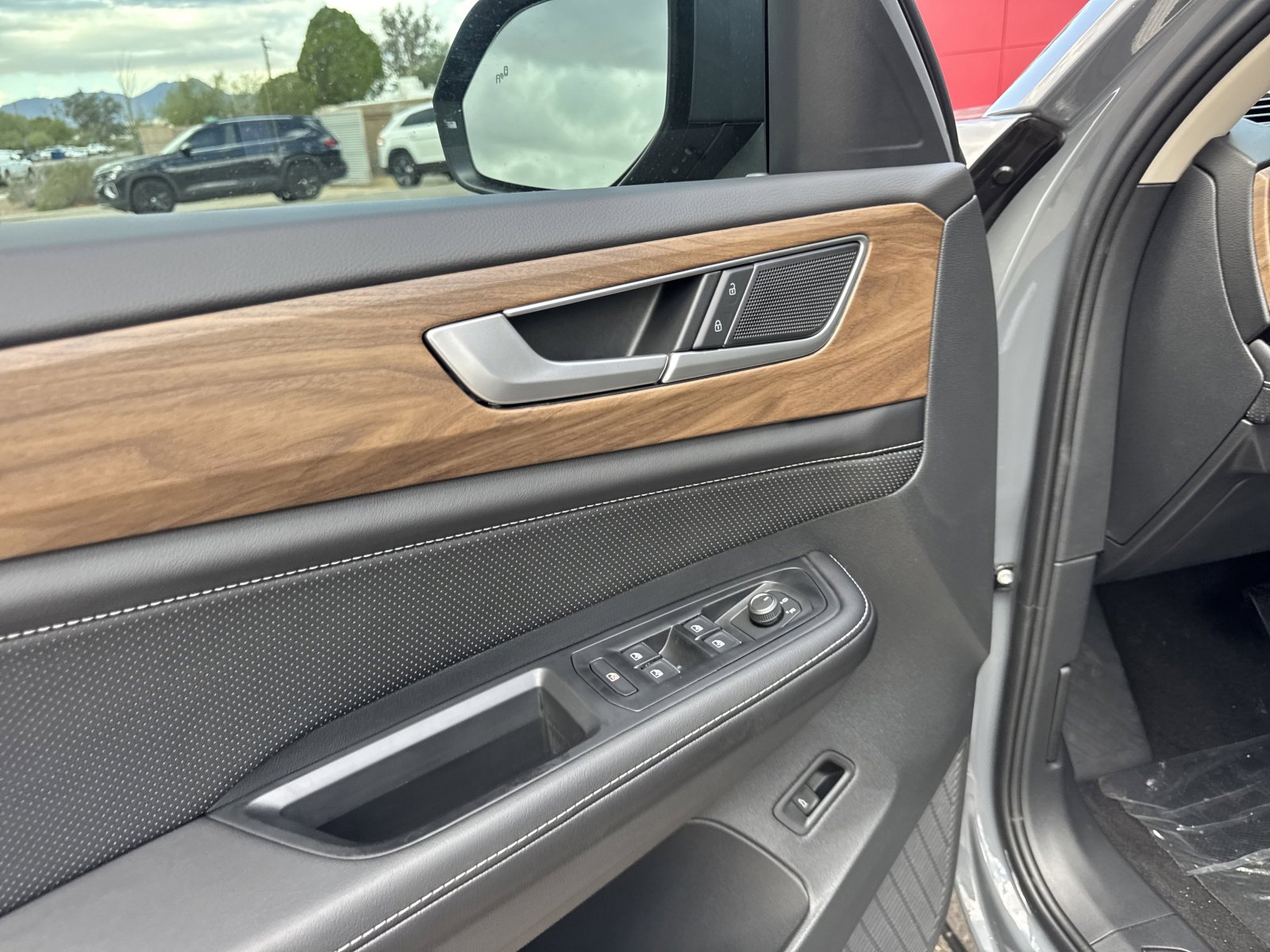 New 2026 Volkswagen Atlas SE image 14