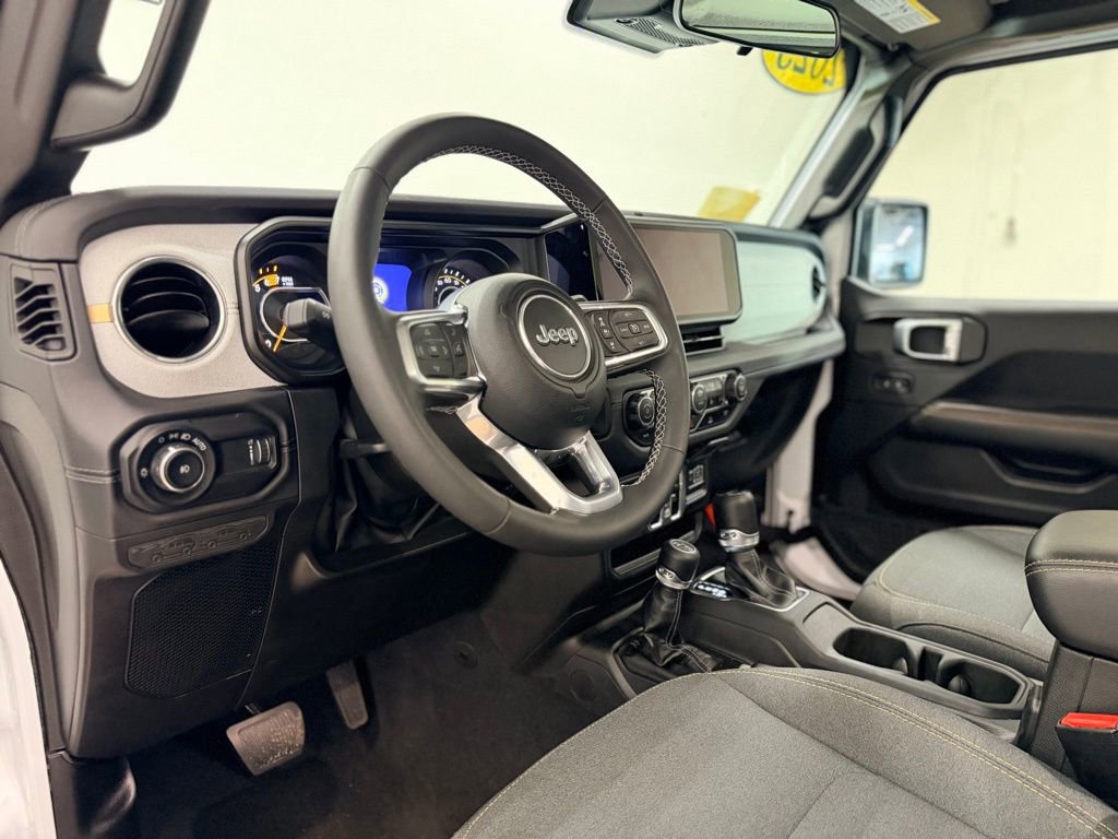 Used 2025 Jeep Wrangler Sahara AWD/4WD image 12