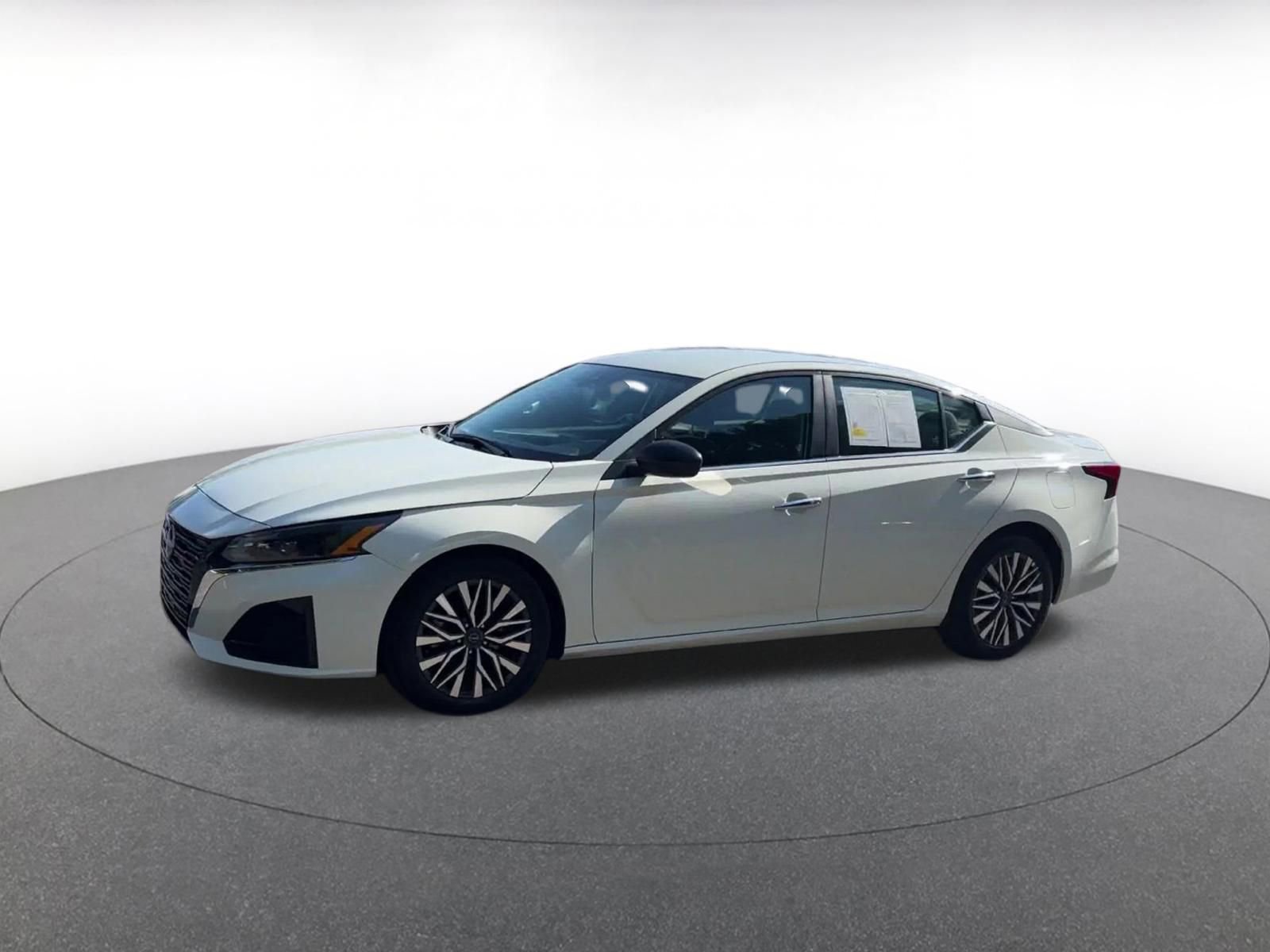 Used 2025 Nissan Altima 2.5 SV FWD image 8