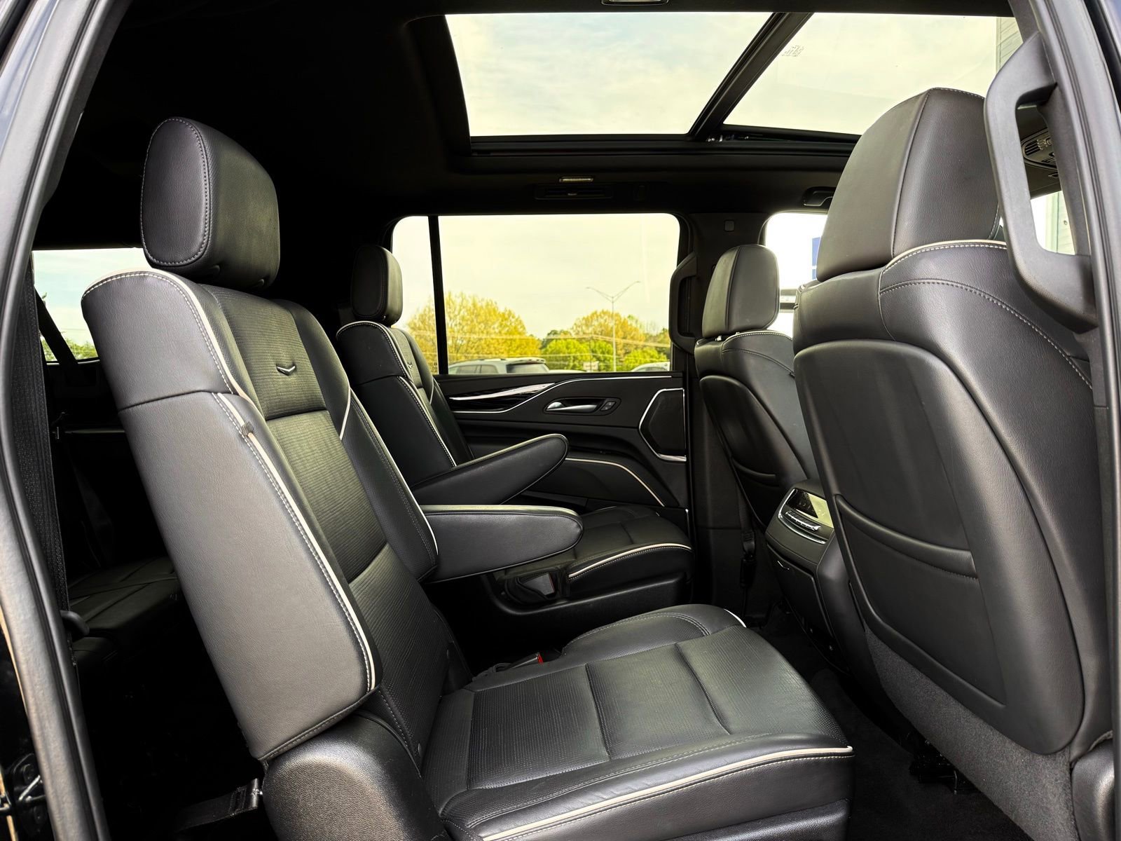 Used 2023 Cadillac Escalade ESV Sport AWD/4WD image 36