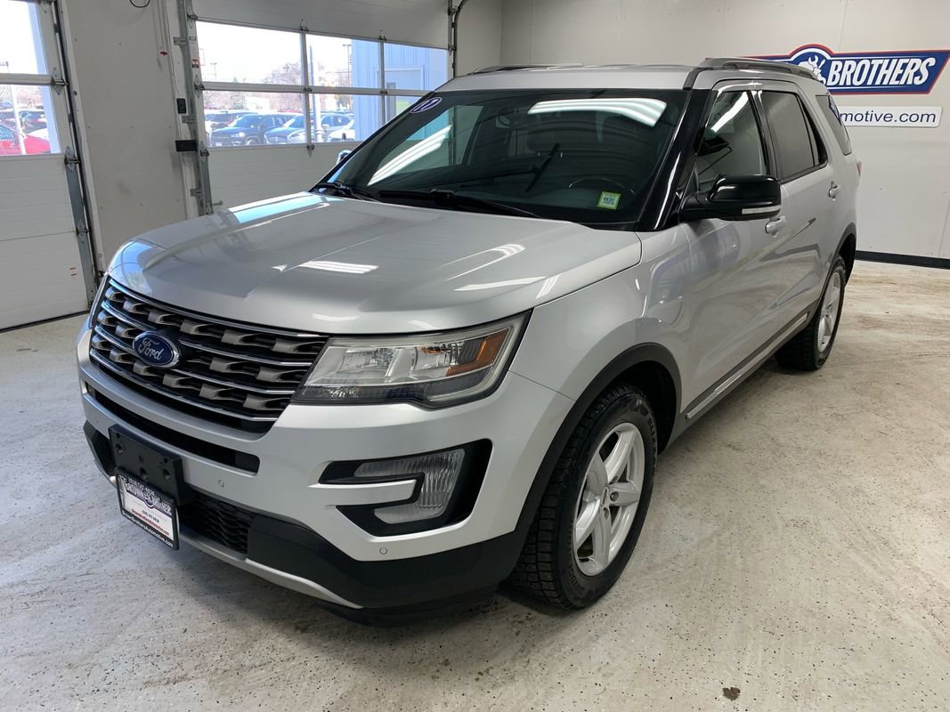 Used 2017 Ford Explorer XLT w/ Equipment Group 202A AWD/4WD image 2