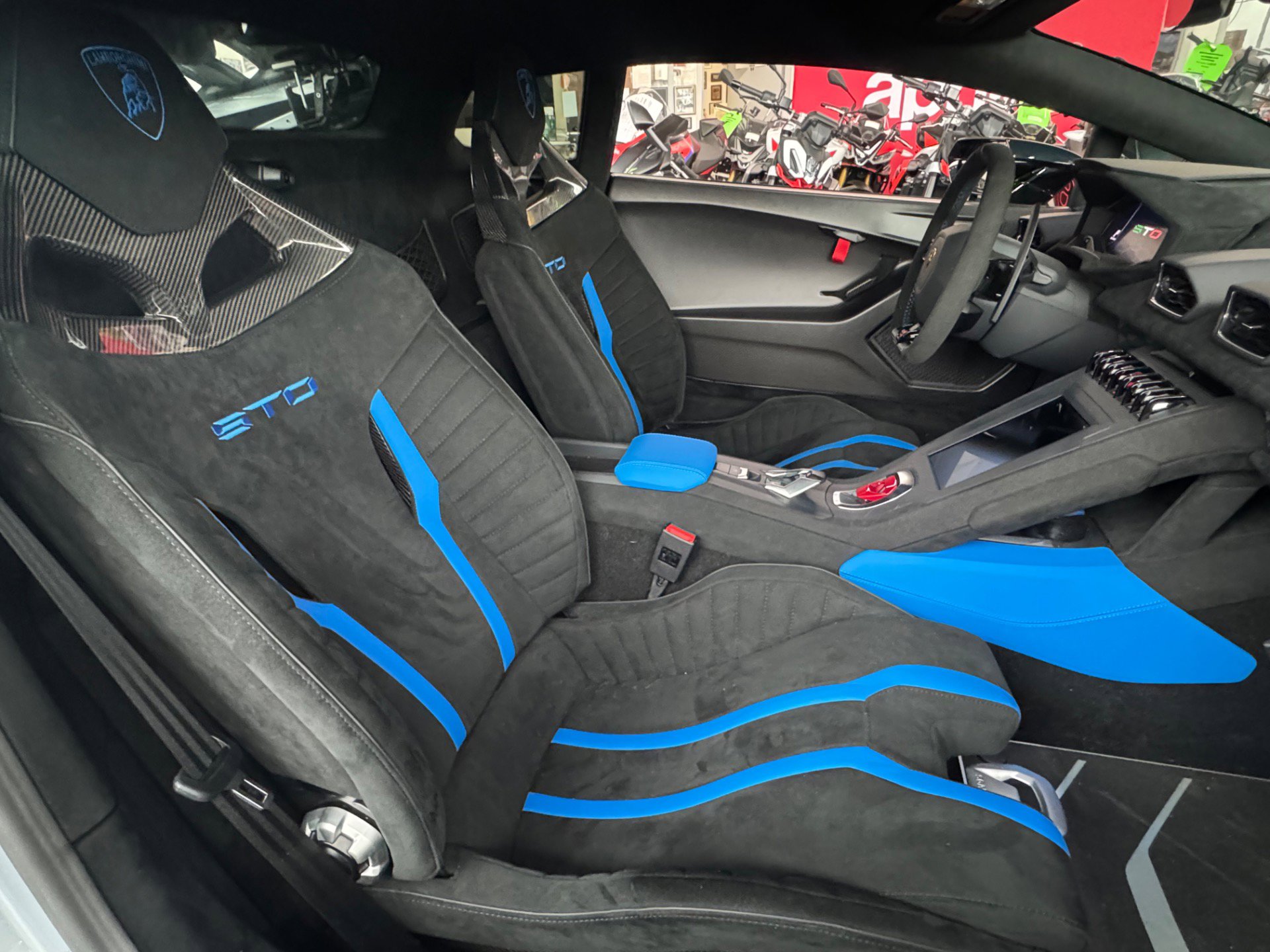 Used 2023 Lamborghini Huracan STO image 23