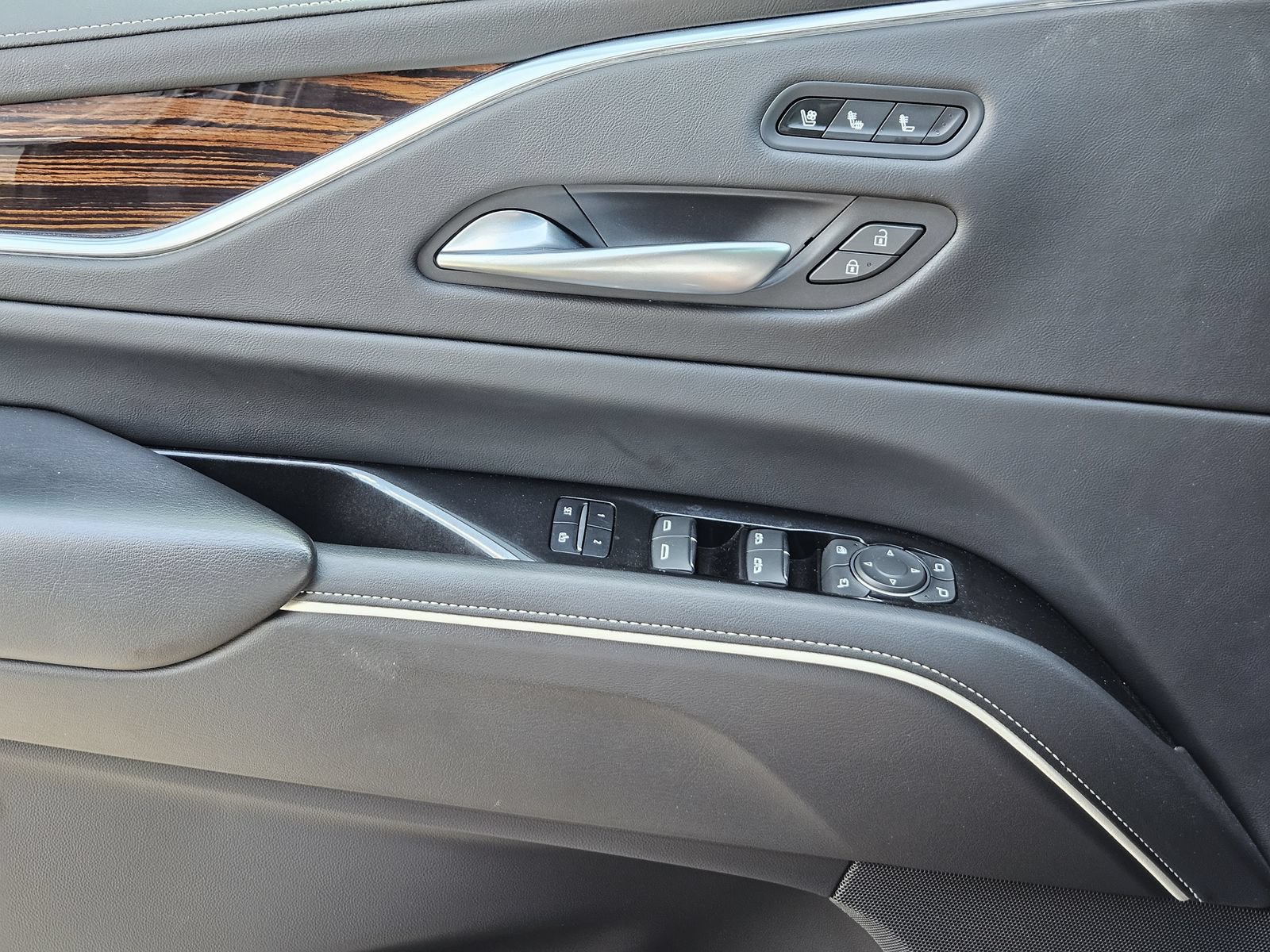 Used 2023 Cadillac Escalade Premium Luxury AWD/4WD image 30