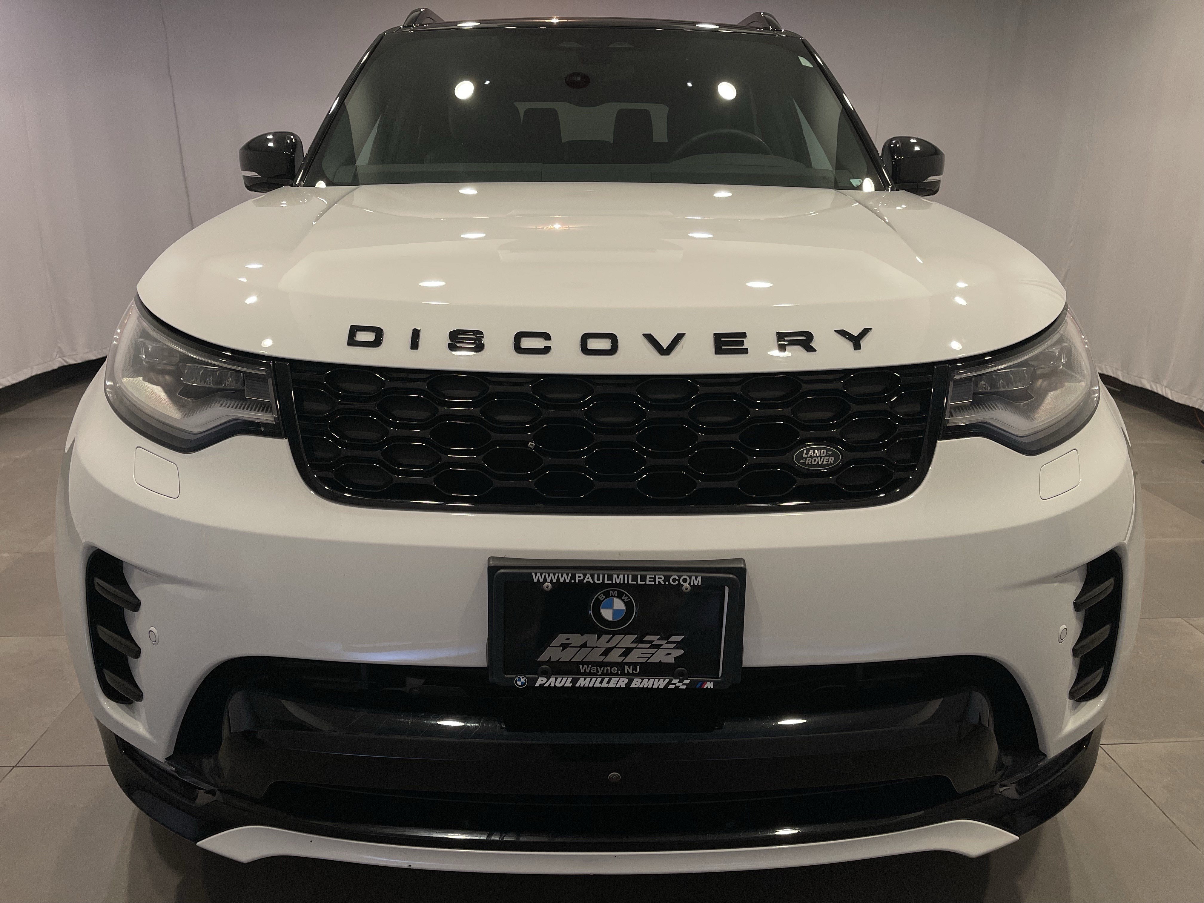 Used 2025 Land Rover Discovery Dynamic SE AWD/4WD image 2
