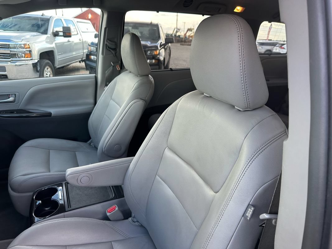 Used 2018 Toyota Sienna XLE w/ XLE Navigation Package AWD/4WD image 37