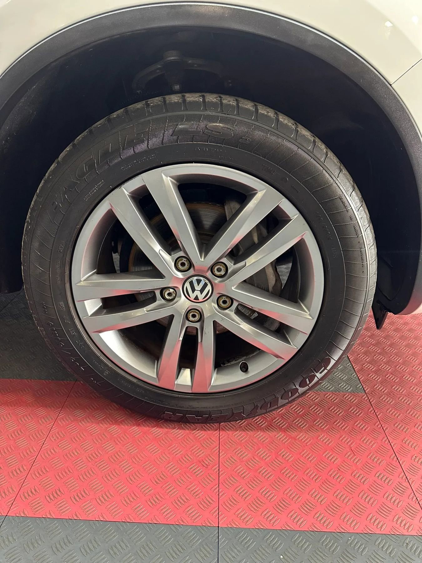 Used 2015 Volkswagen Touareg VR6 image 39