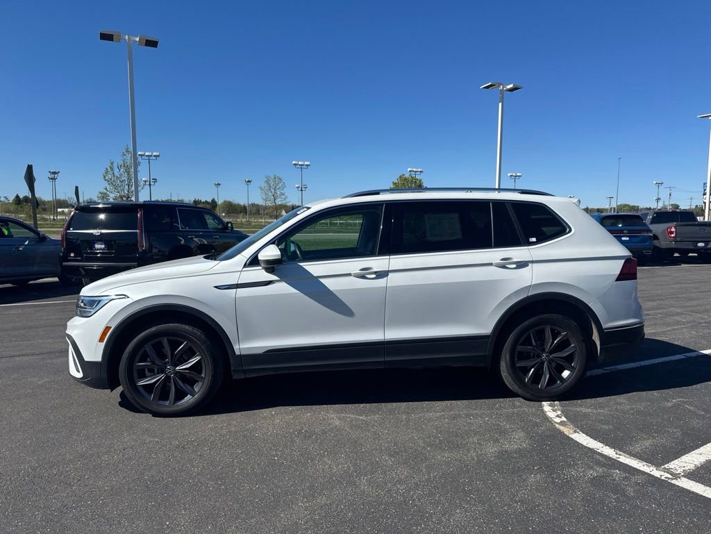 Used 2023 Volkswagen Tiguan SE w/ Panoramic Sunroof Package FWD image 3