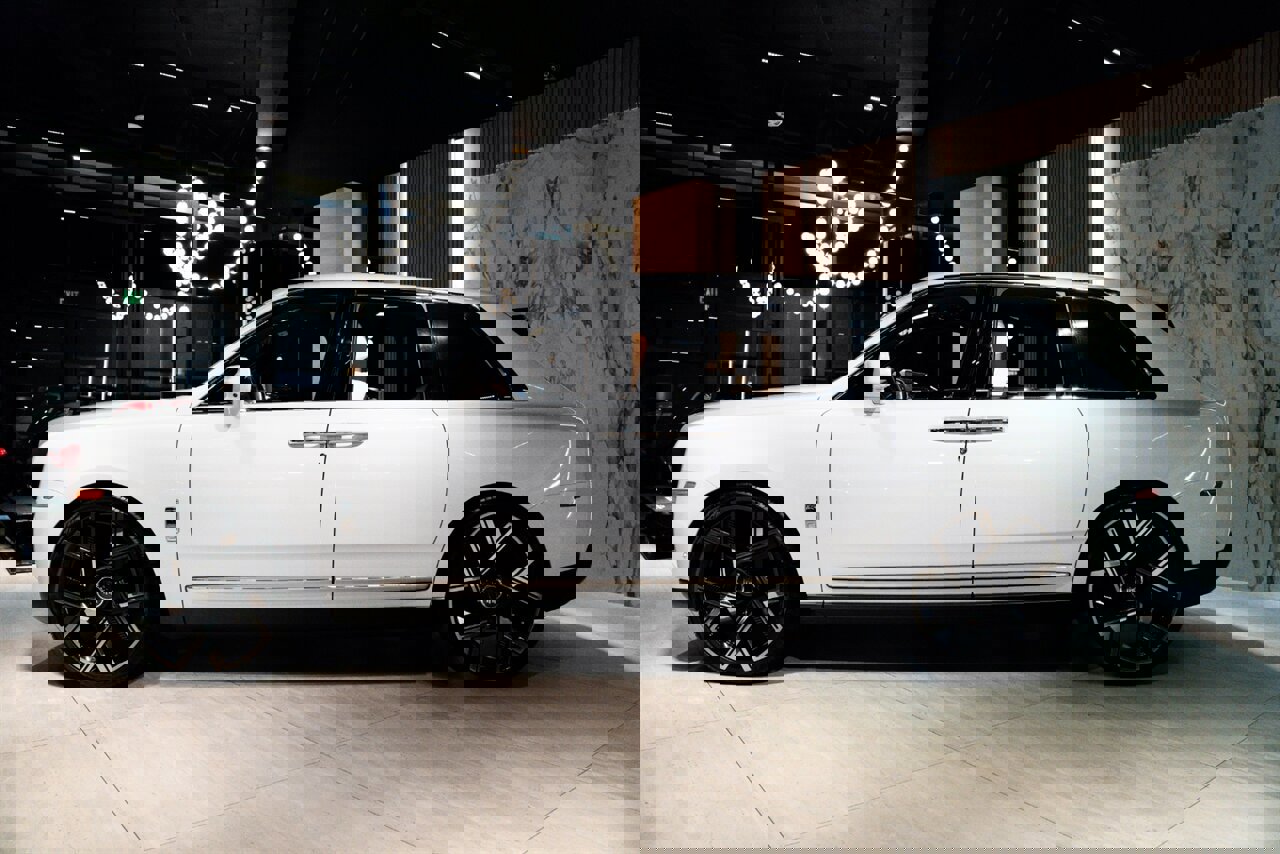 Used 2023 Rolls-Royce Cullinan w/ Cullinan Package image 28