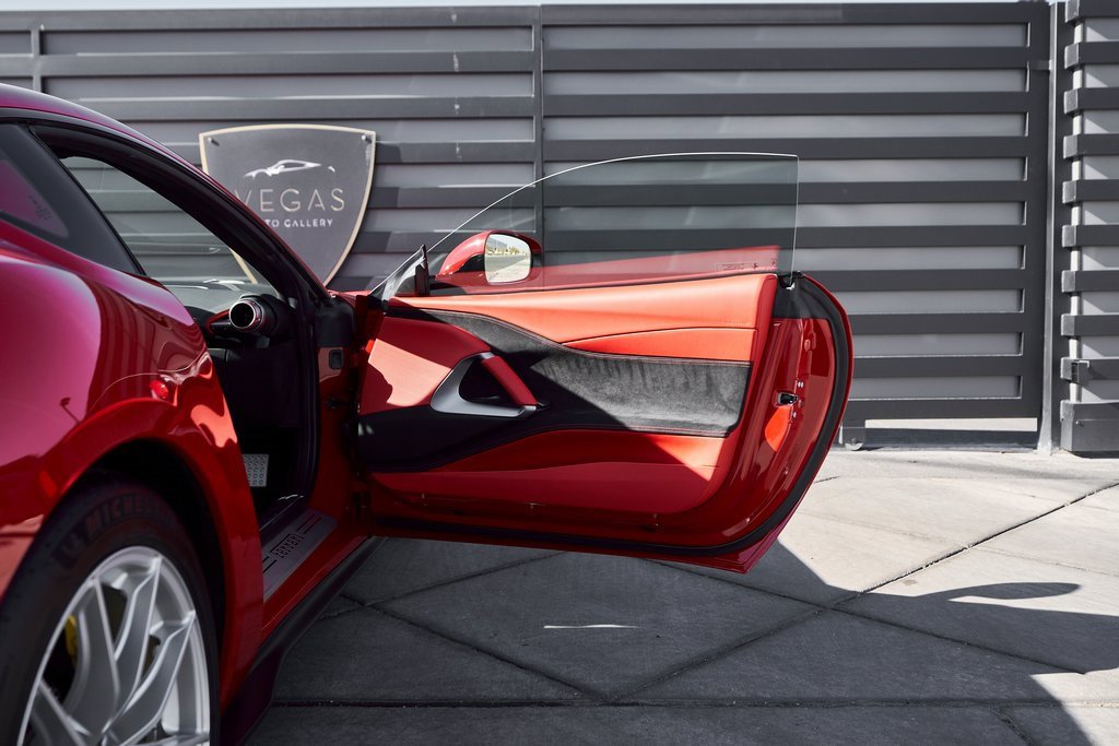 Used 2018 Ferrari 812 Superfast image 30