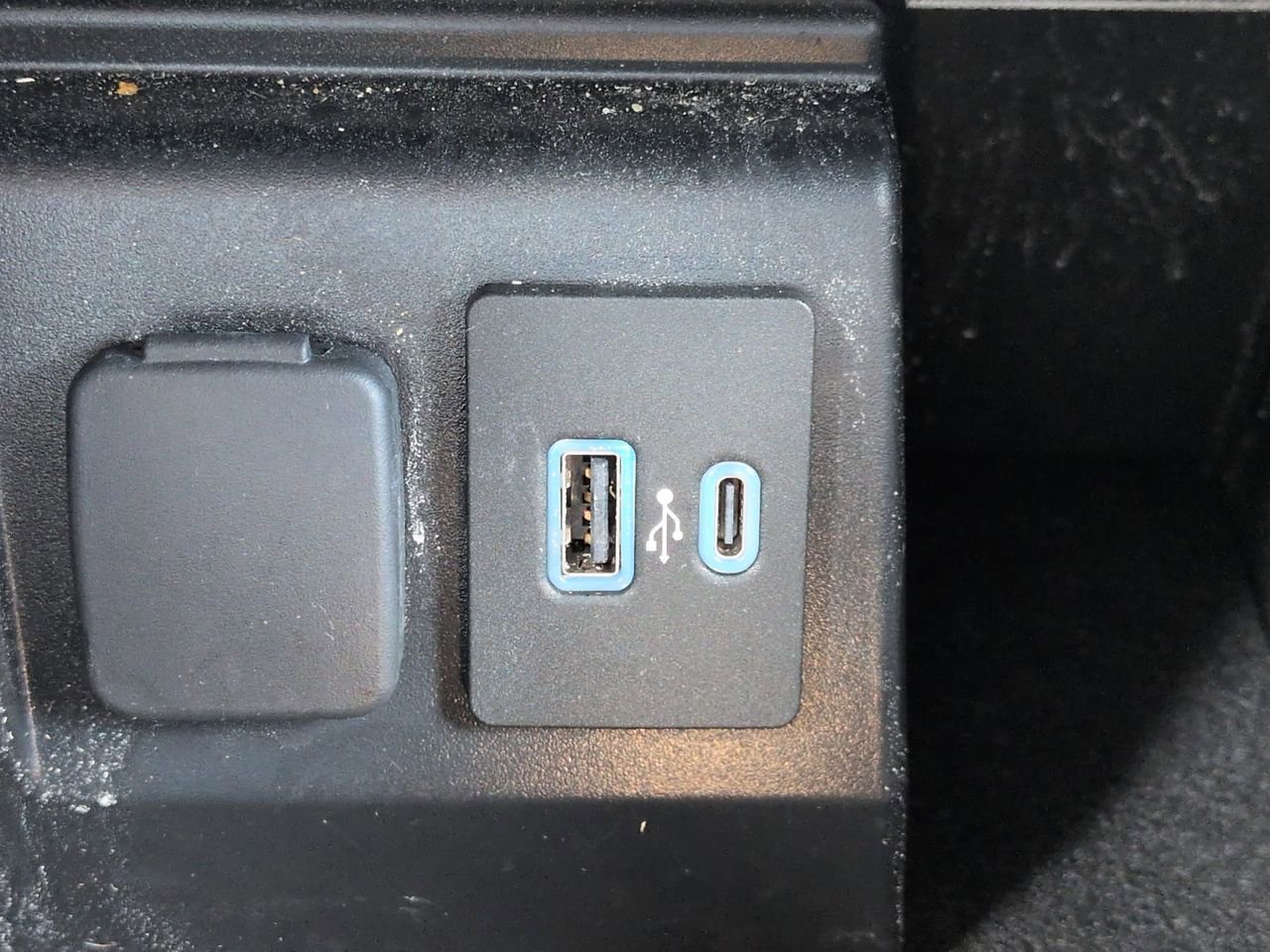 Used 2022 Ford Explorer Limited w/ Equipment Group 301A AWD/4WD image 23
