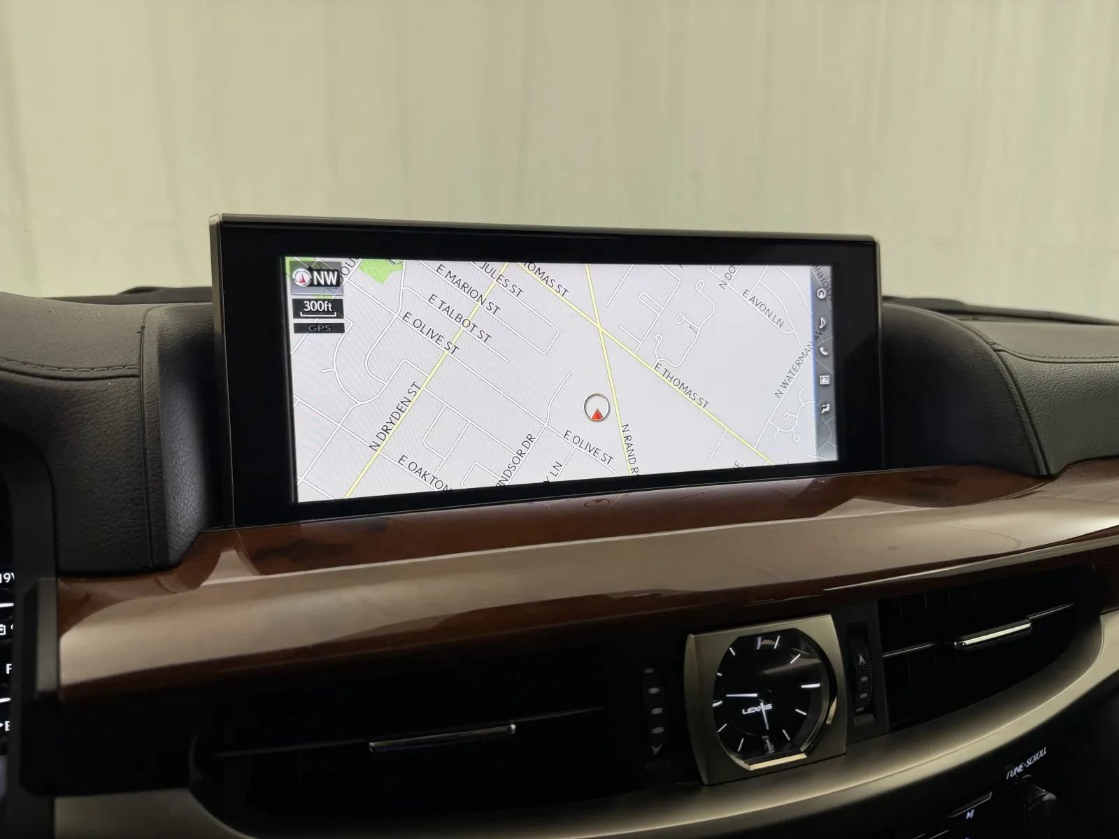 Used 2016 Lexus LX 570 4WD w/ Luxury Package image 22
