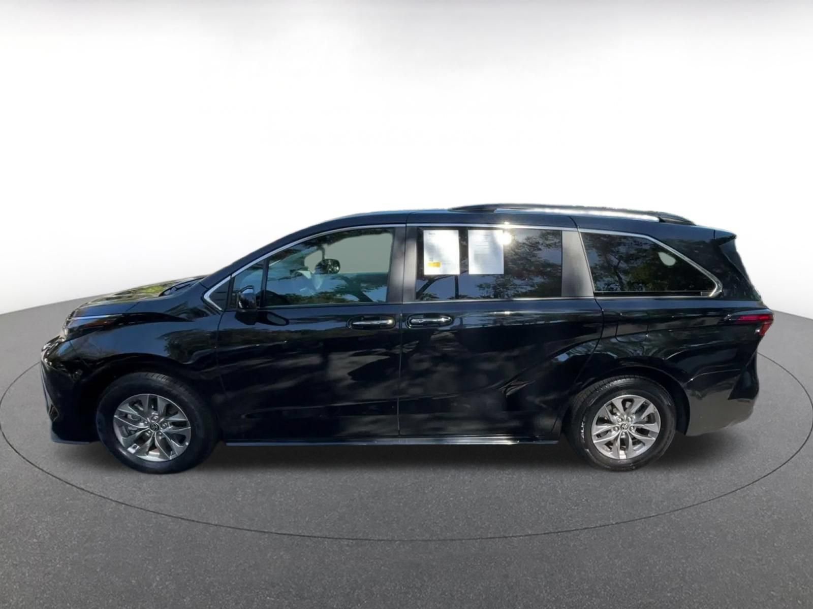 Used 2025 Toyota Sienna XLE FWD image 8