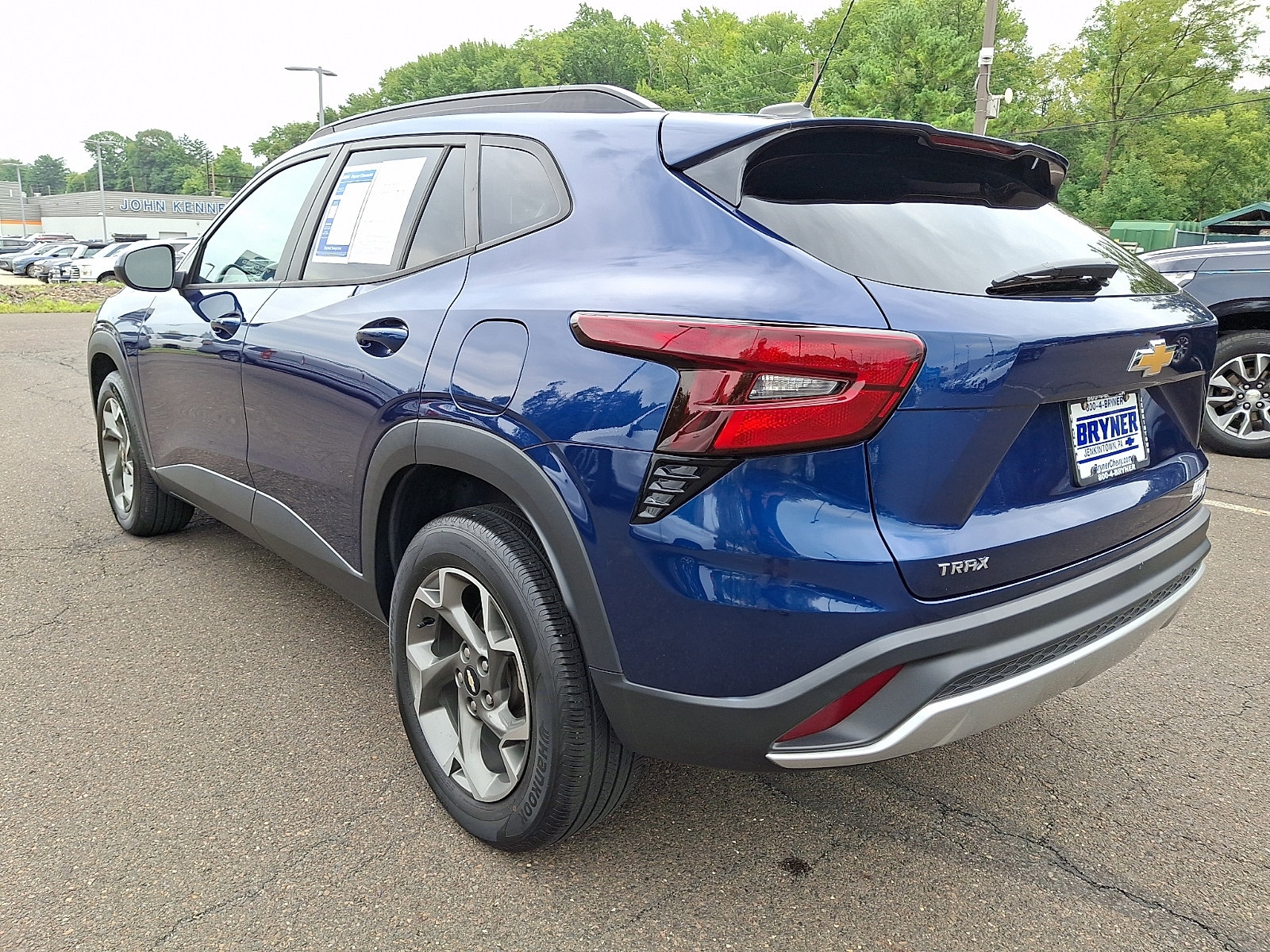 Used 2024 Chevrolet Trax LT w/ Sunroof Package FWD image 4