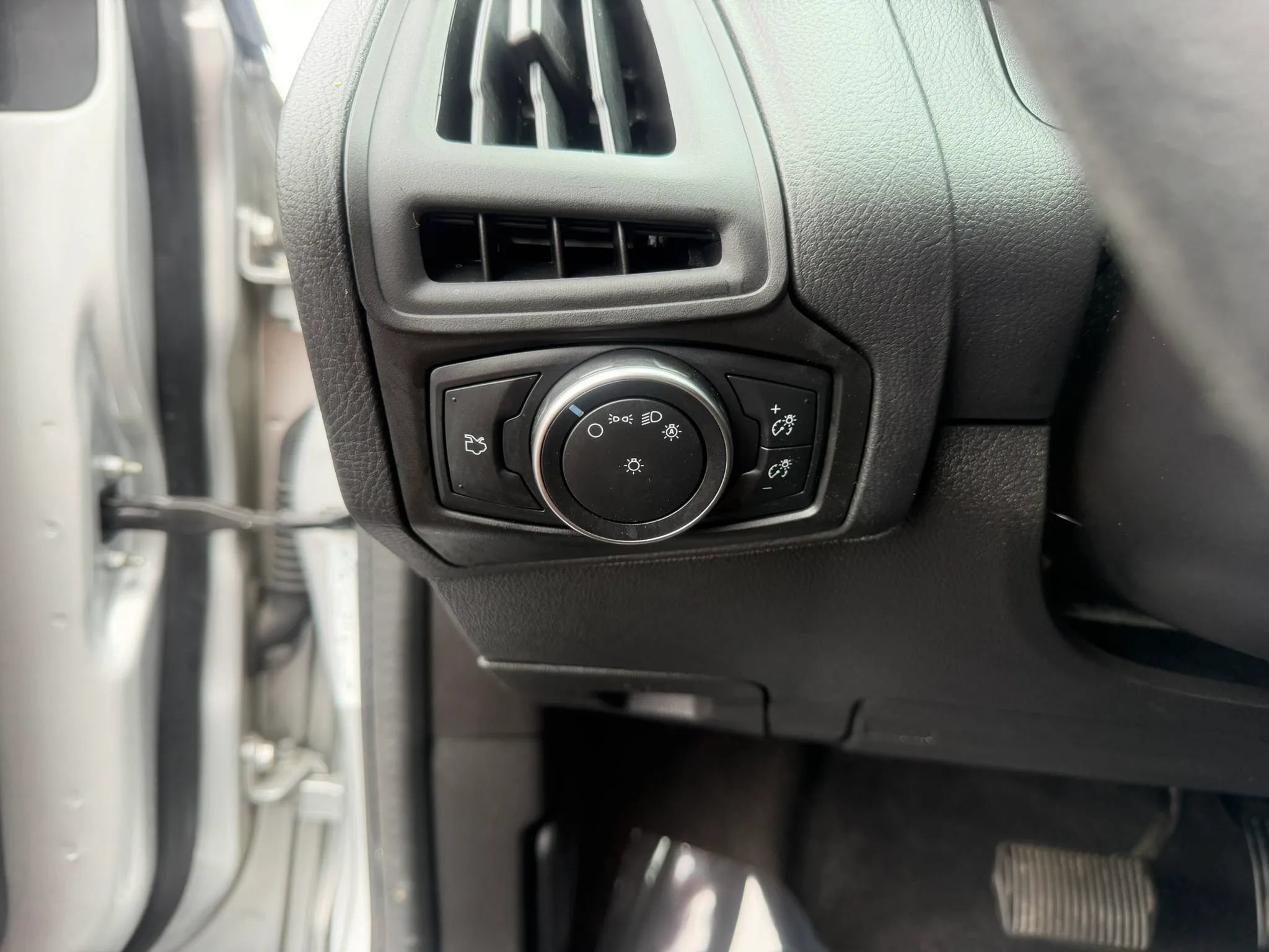 Used 2017 Ford Focus SE FWD image 24