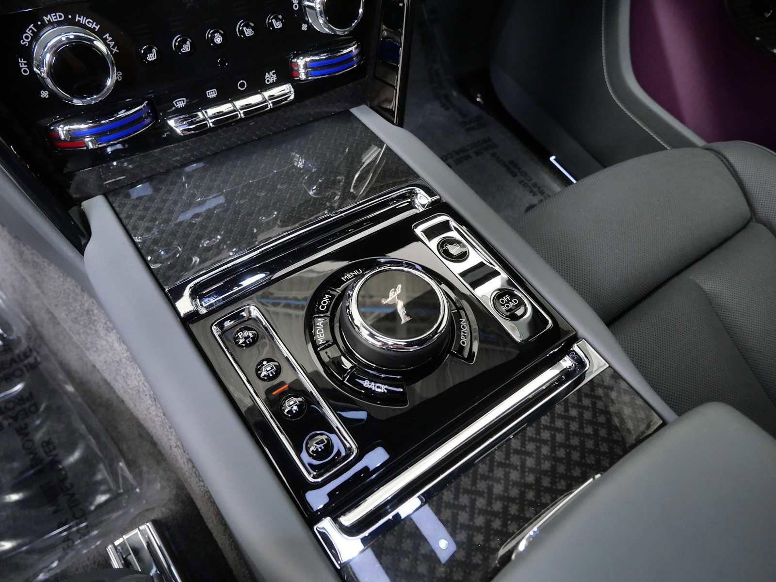 Used 2022 Rolls-Royce Cullinan Black Badge w/ Dark Exterior Package image 27