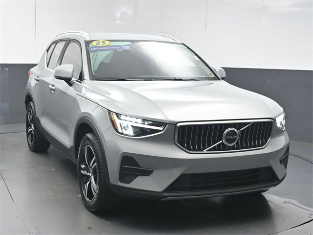 Used 2025 Volvo XC40 B5 Core image 2
