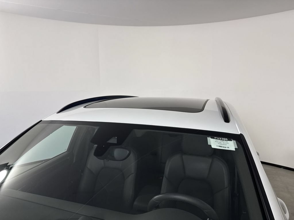 Certified 2017 Porsche Macan AWD/4WD image 17
