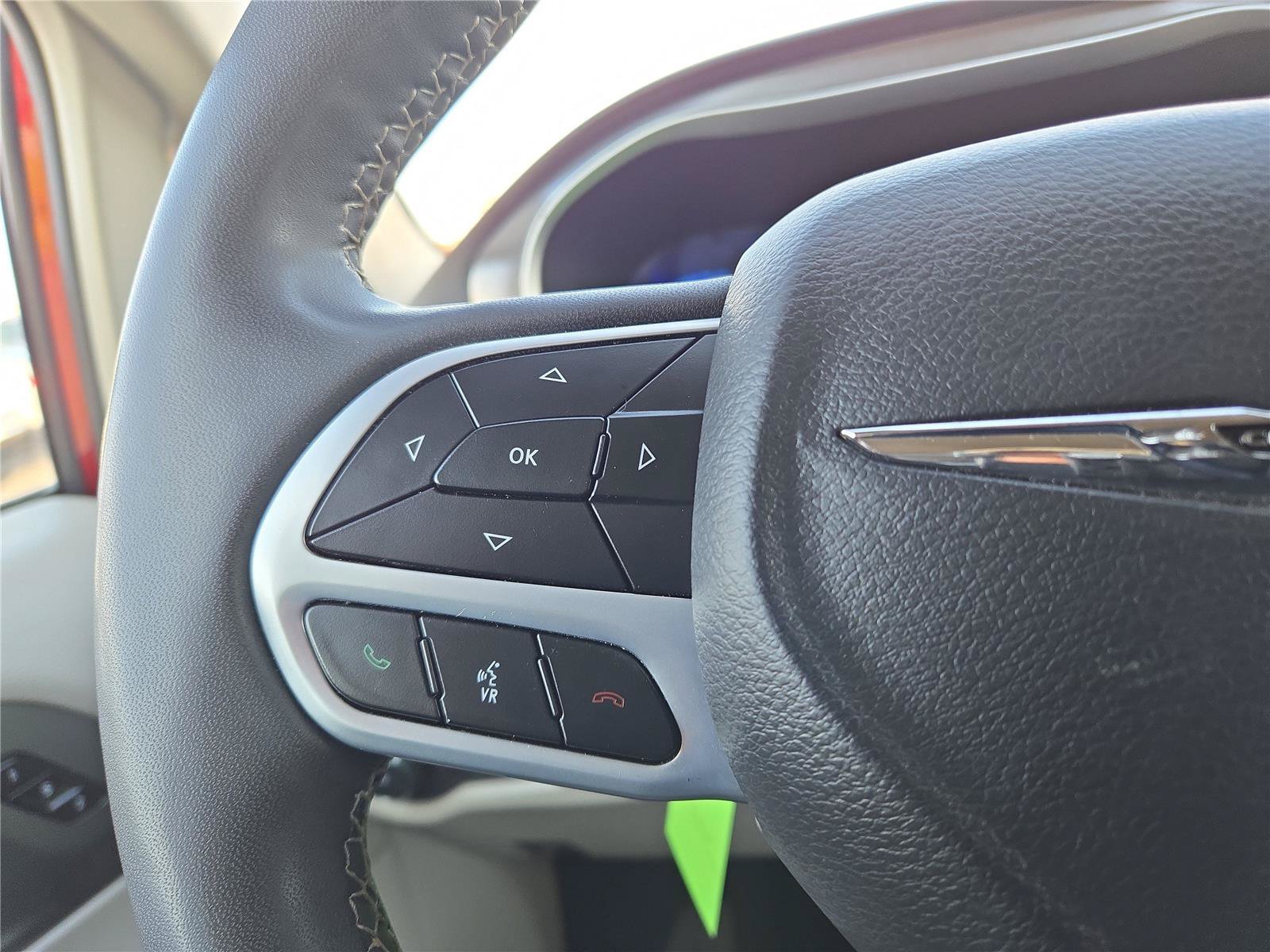 Used 2023 Chrysler Pacifica Touring-L FWD image 13
