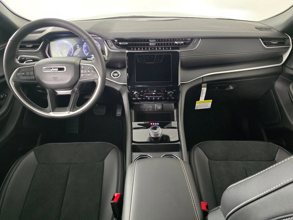 New 2025 Jeep Grand Cherokee Altitude image 17