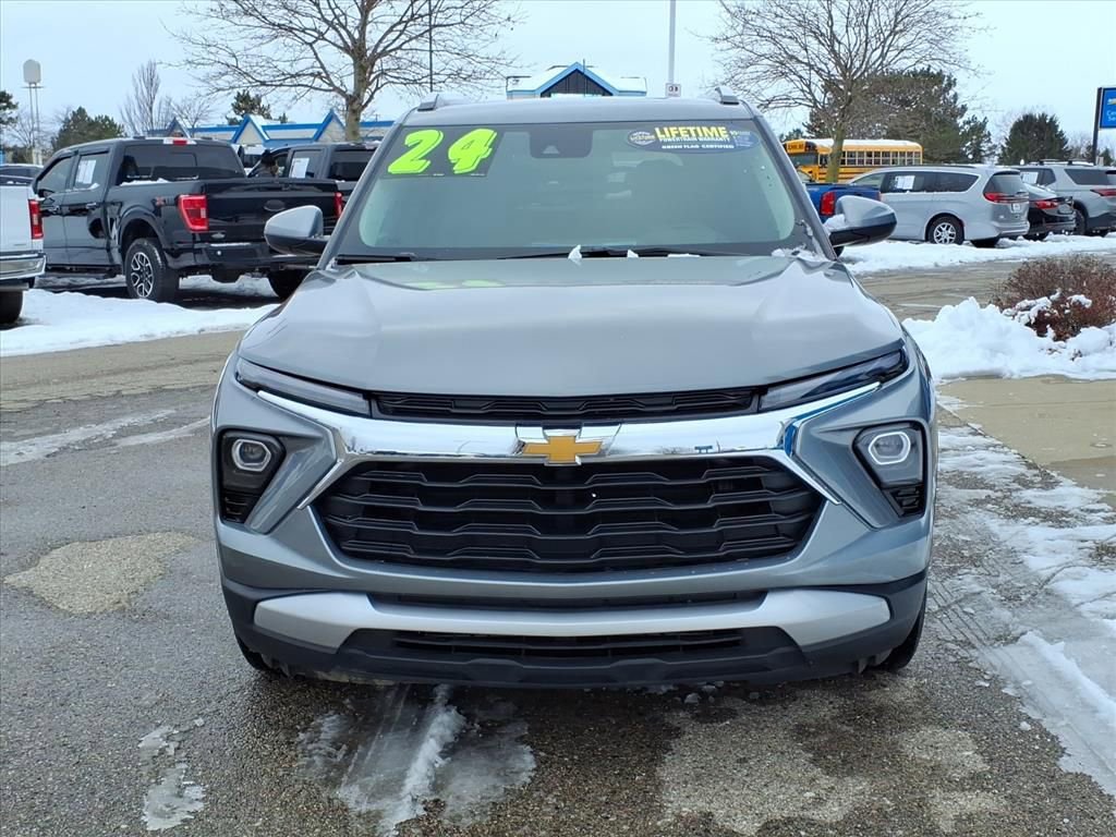 Used 2024 Chevrolet TrailBlazer LT w/ LT Cold Weather Package image 2