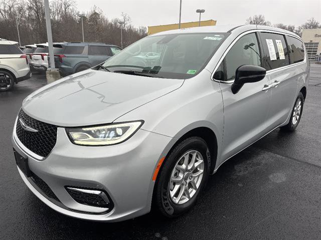 Used 2024 Chrysler Pacifica Touring-L image 3