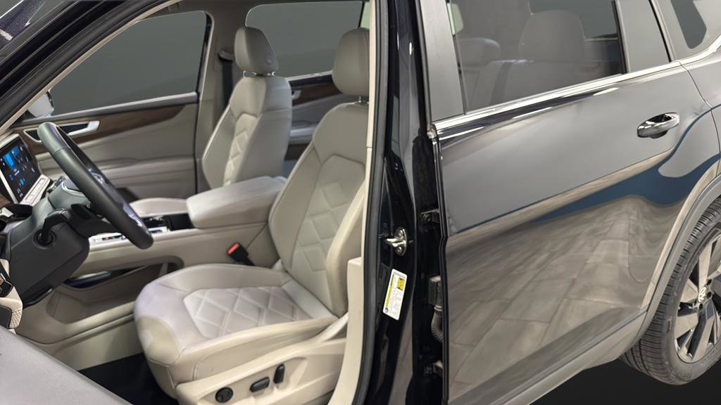 Used 2024 Volkswagen Atlas SE w/ Black Wheel Package image 9