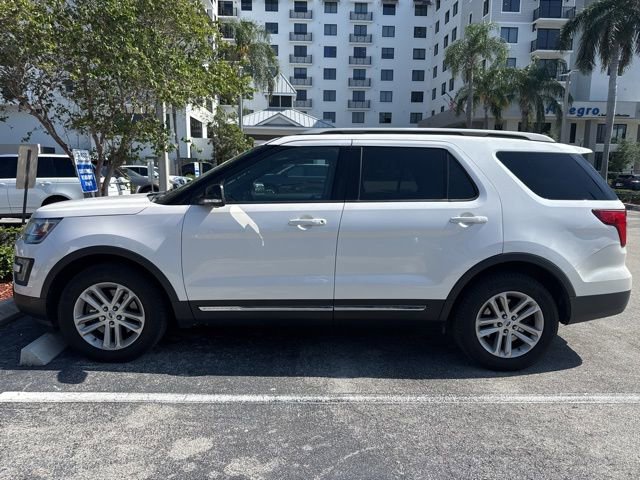 Used 2017 Ford Explorer XLT w/ Equipment Group 202A FWD image 3