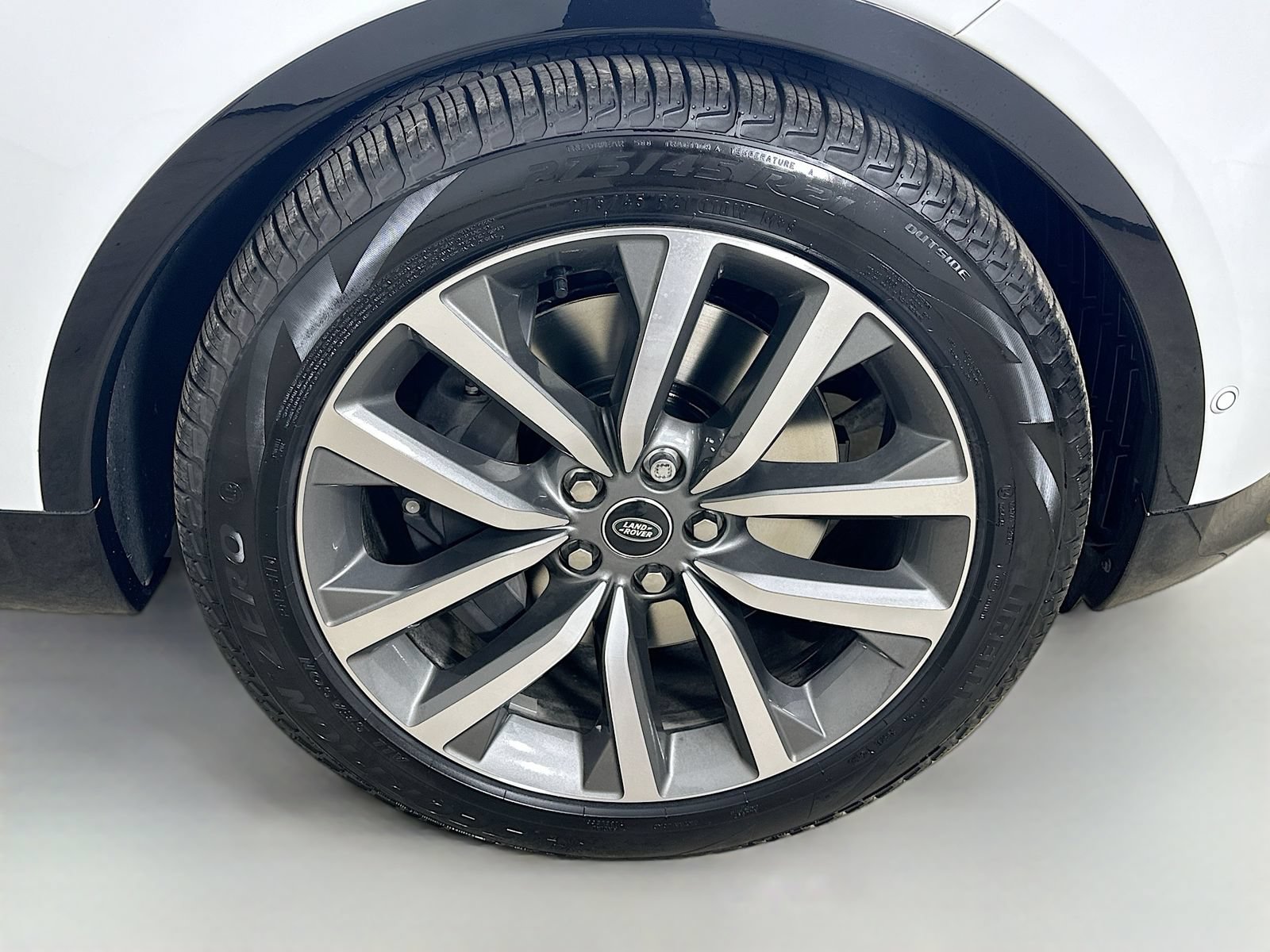 Used 2025 Land Rover Discovery Dynamic SE AWD/4WD image 10