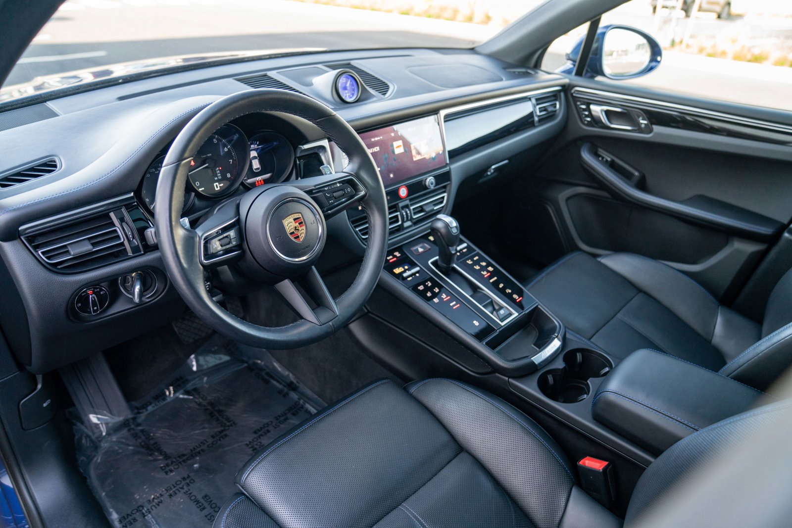 Certified 2024 Porsche Macan image 4