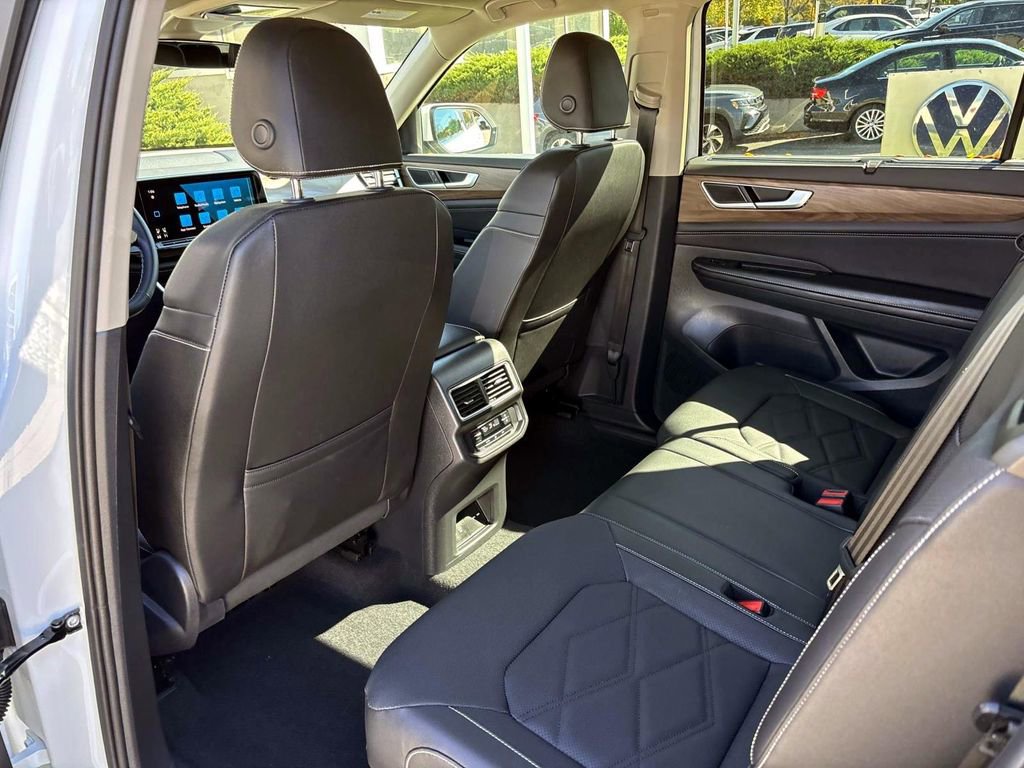 Used 2025 Volkswagen Atlas SE image 28