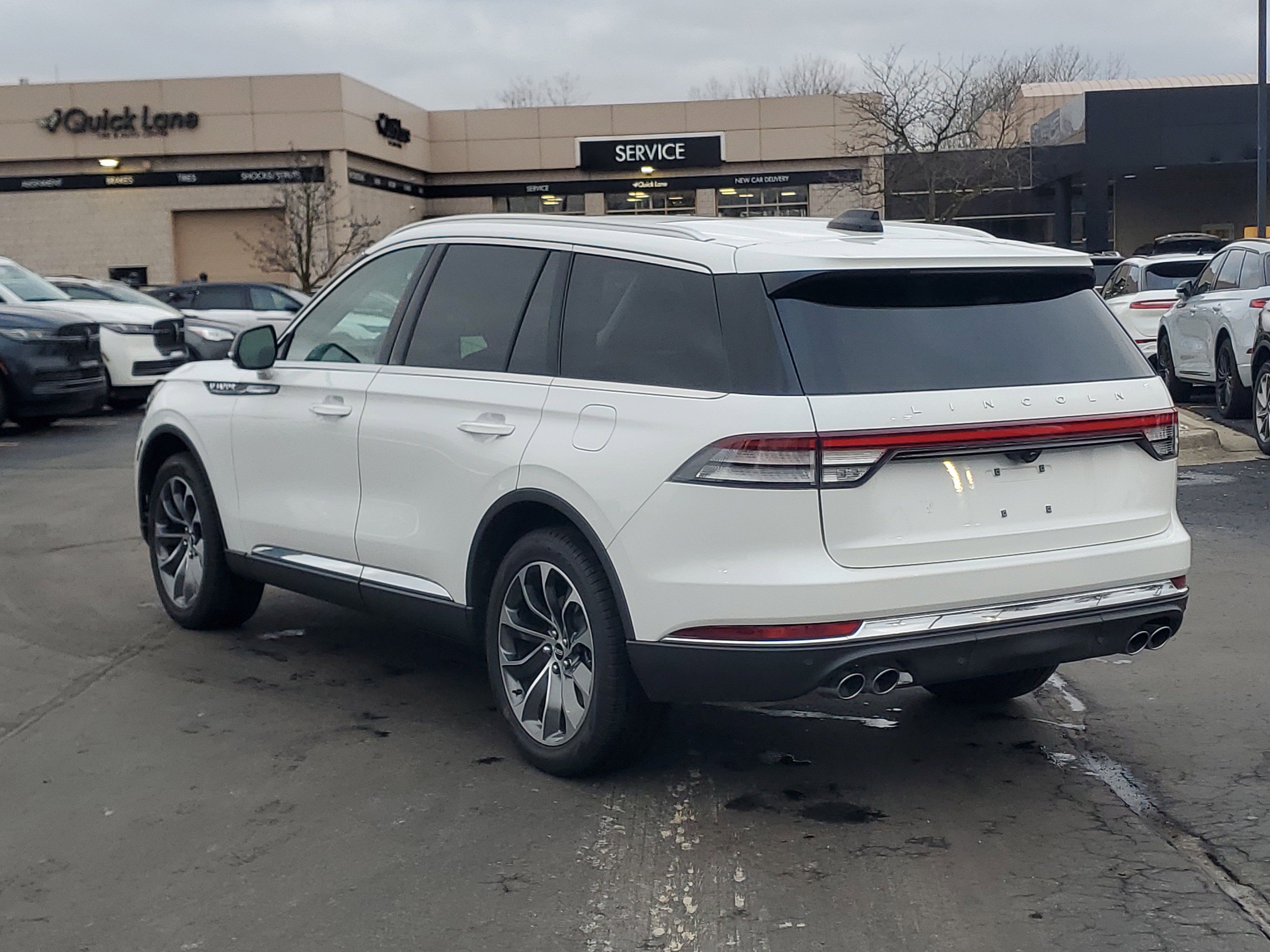 New 2025 Lincoln Aviator AWD w/ Equipment Group 101A image 3