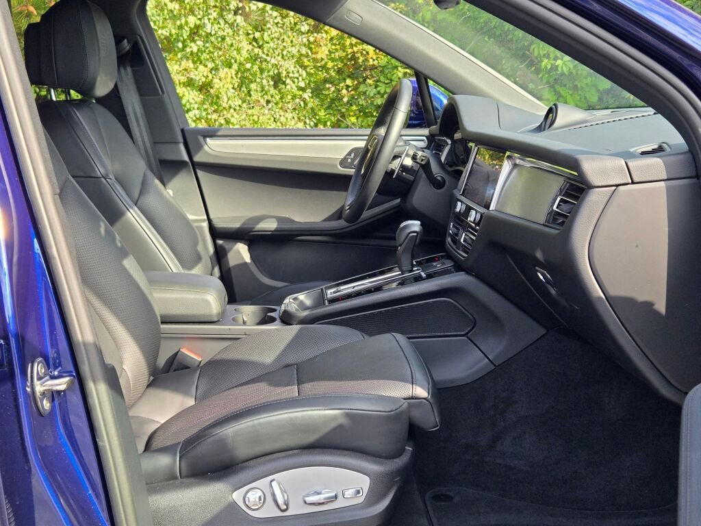 Certified 2025 Porsche Macan image 36