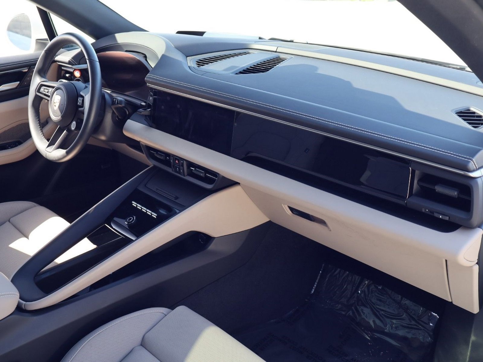 Certified 2025 Porsche Macan Electric RWD image 25