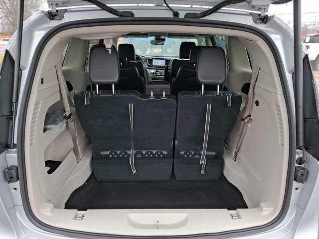 Used 2024 Chrysler Pacifica Touring-L image 21
