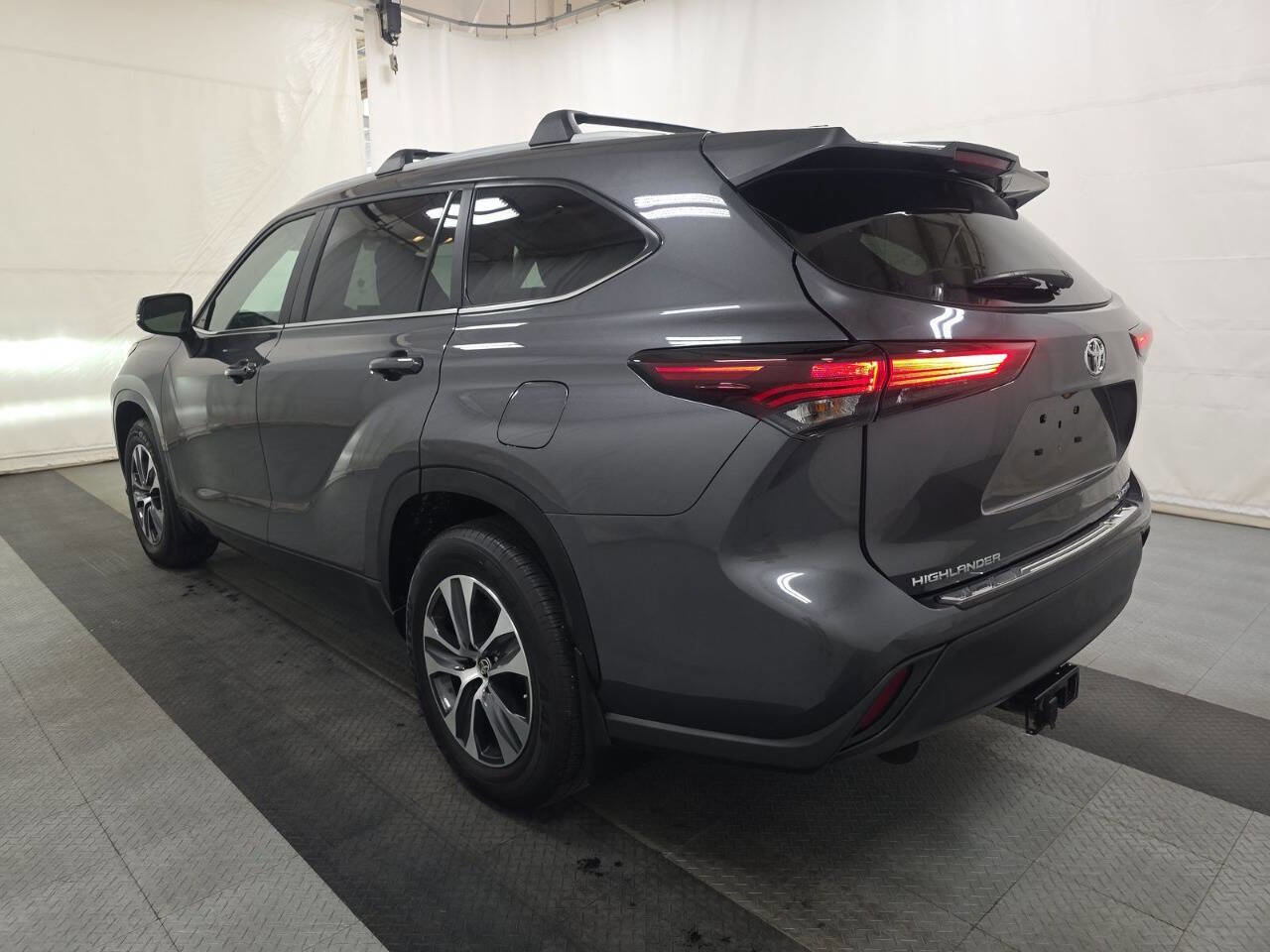 Used 2024 Toyota Highlander XLE image 5