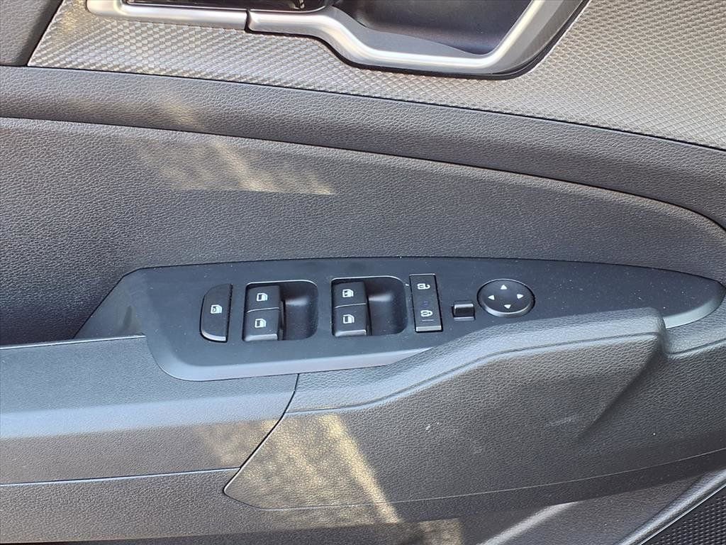 Used 2025 Kia Sportage LX AWD/4WD image 22