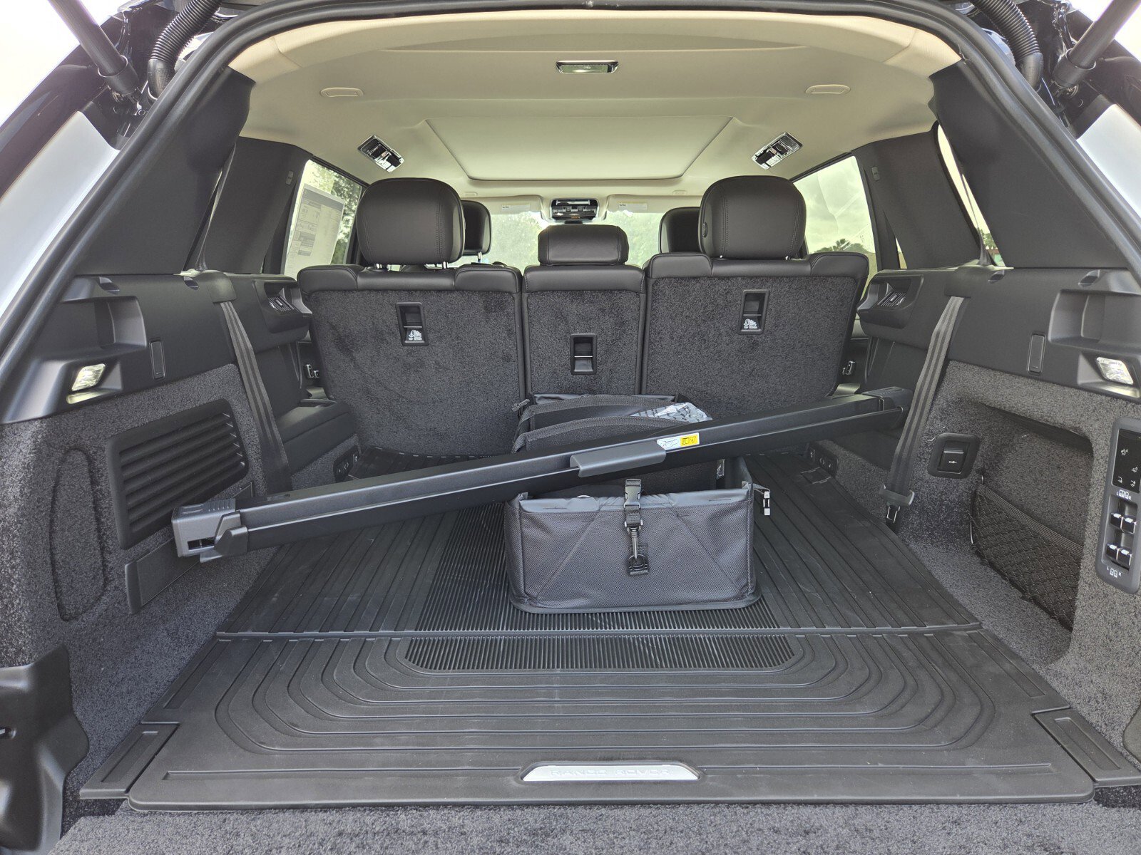 New 2025 Land Rover Range Rover Long Wheelbase SE image 11