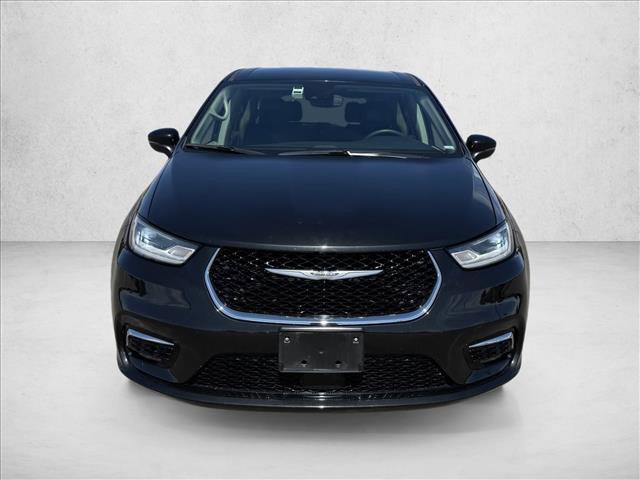 Used 2023 Chrysler Pacifica Touring-L FWD image 2
