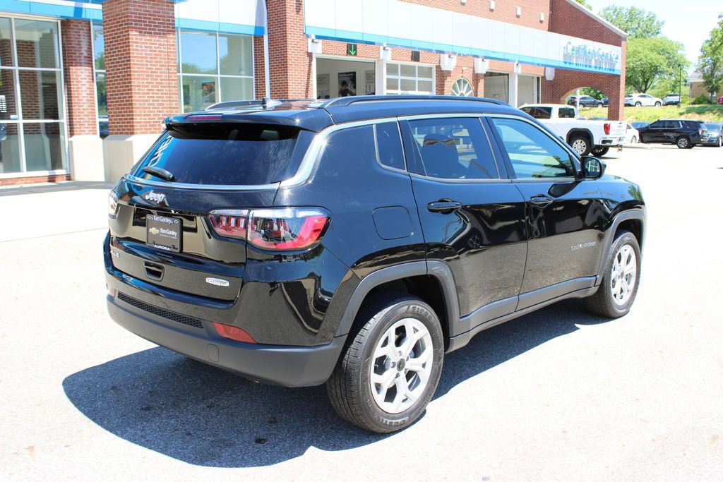 Used 2025 Jeep Compass Latitude AWD/4WD image 28