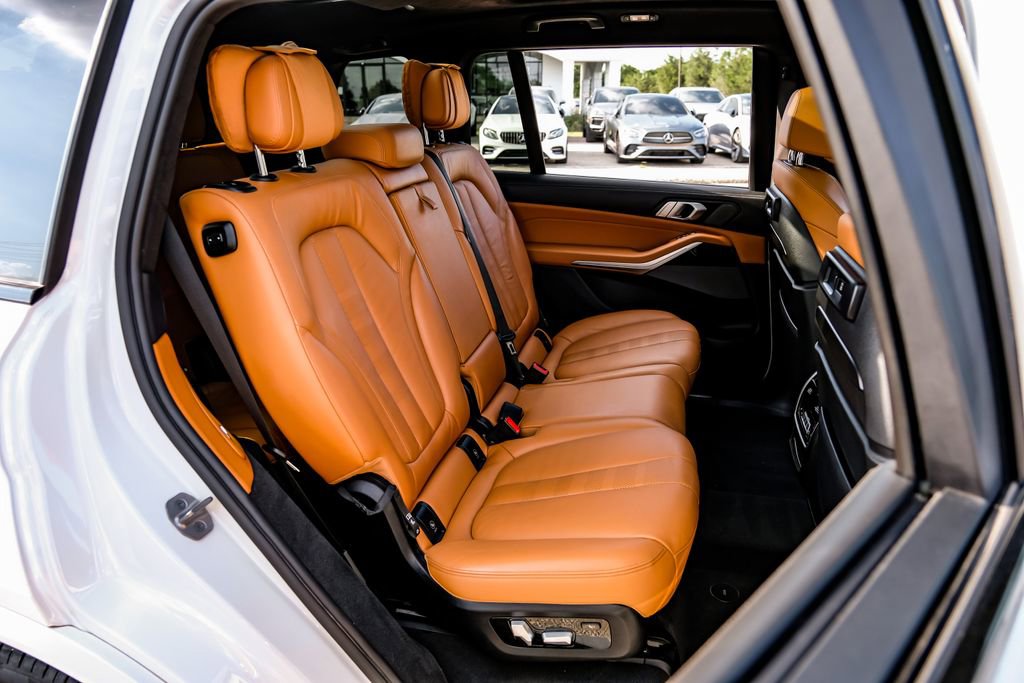 Used 2021 BMW X7 M50i w/ Executive Package image 40