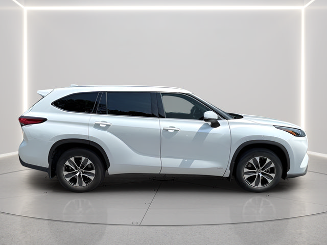 Used 2022 Toyota Highlander XLE AWD/4WD image 6