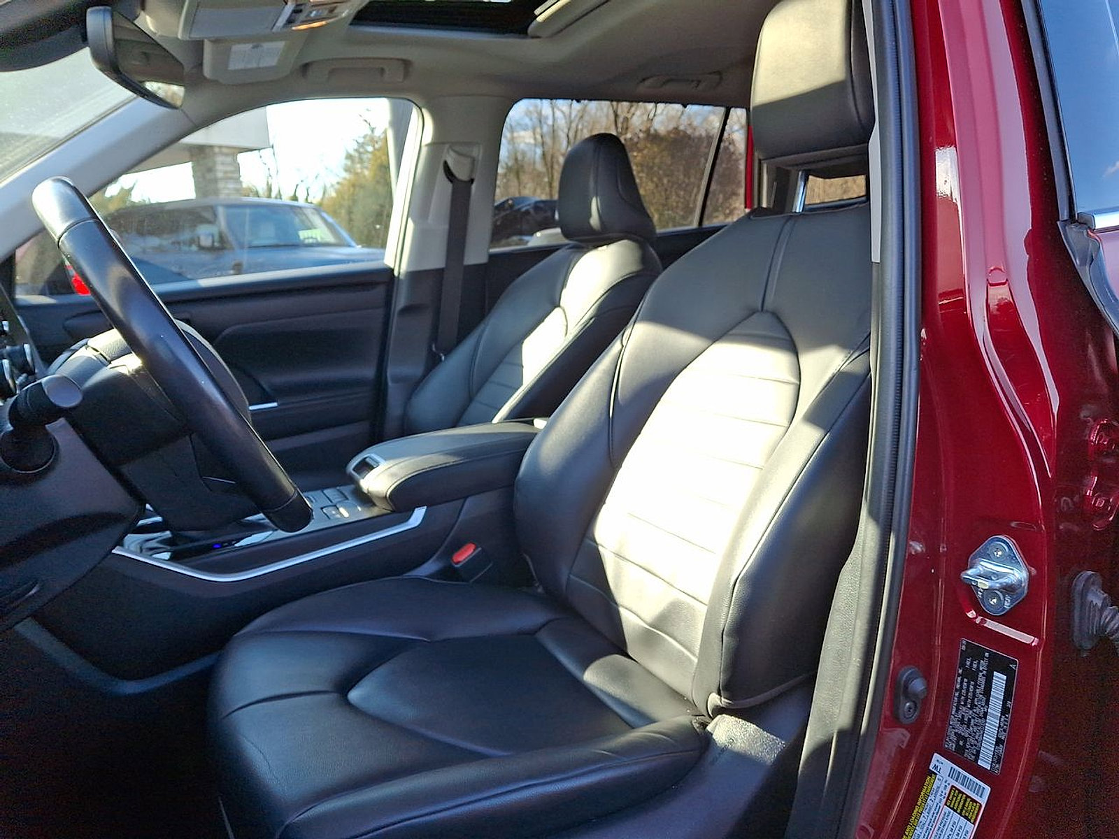 Used 2021 Toyota Highlander XLE image 17